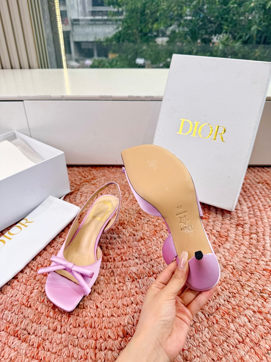 🌾G06顶级品质Dior/迪奥26WF早春新蝴蝶结猫跟凉鞋标志性金属D字扣缀于鞋头侧畔哑光鎏金质感低调夺