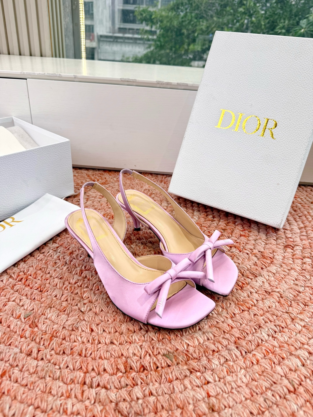 🌾G06顶级品质Dior/迪奥26WF早春新蝴蝶结猫跟凉鞋标志性金属D字扣缀于鞋头侧畔哑光鎏金质感低调夺