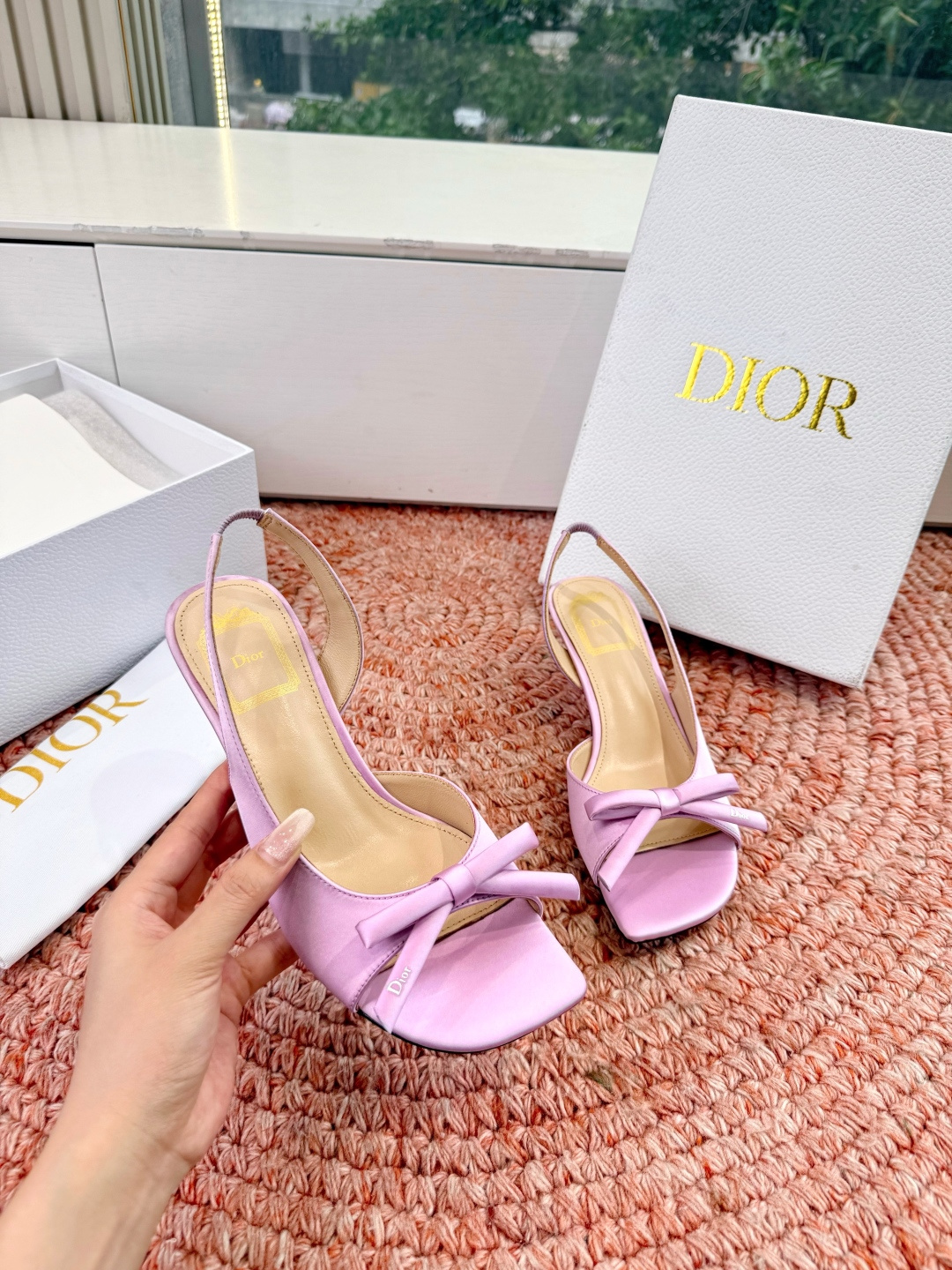 🌾G06顶级品质Dior/迪奥26WF早春新蝴蝶结猫跟凉鞋标志性金属D字扣缀于鞋头侧畔哑光鎏金质感低调夺