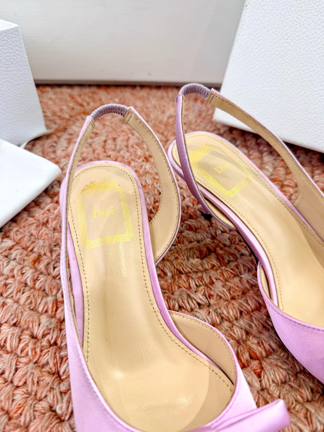 🌾G06顶级品质Dior/迪奥26WF早春新蝴蝶结猫跟凉鞋标志性金属D字扣缀于鞋头侧畔哑光鎏金质感低调夺