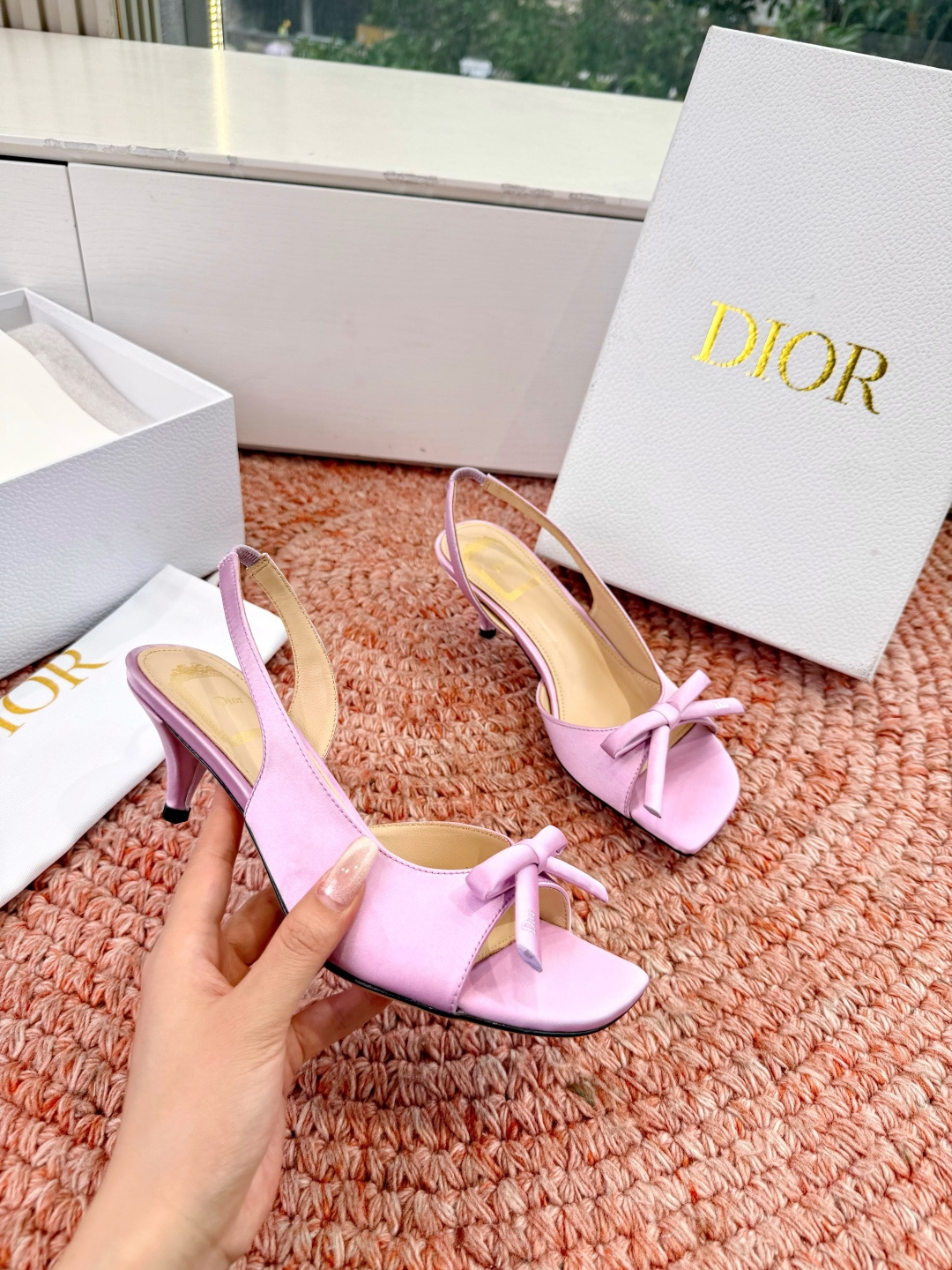 🌾G06顶级品质Dior/迪奥26WF早春新蝴蝶结猫跟凉鞋标志性金属D字扣缀于鞋头侧畔哑光鎏金质感低调夺