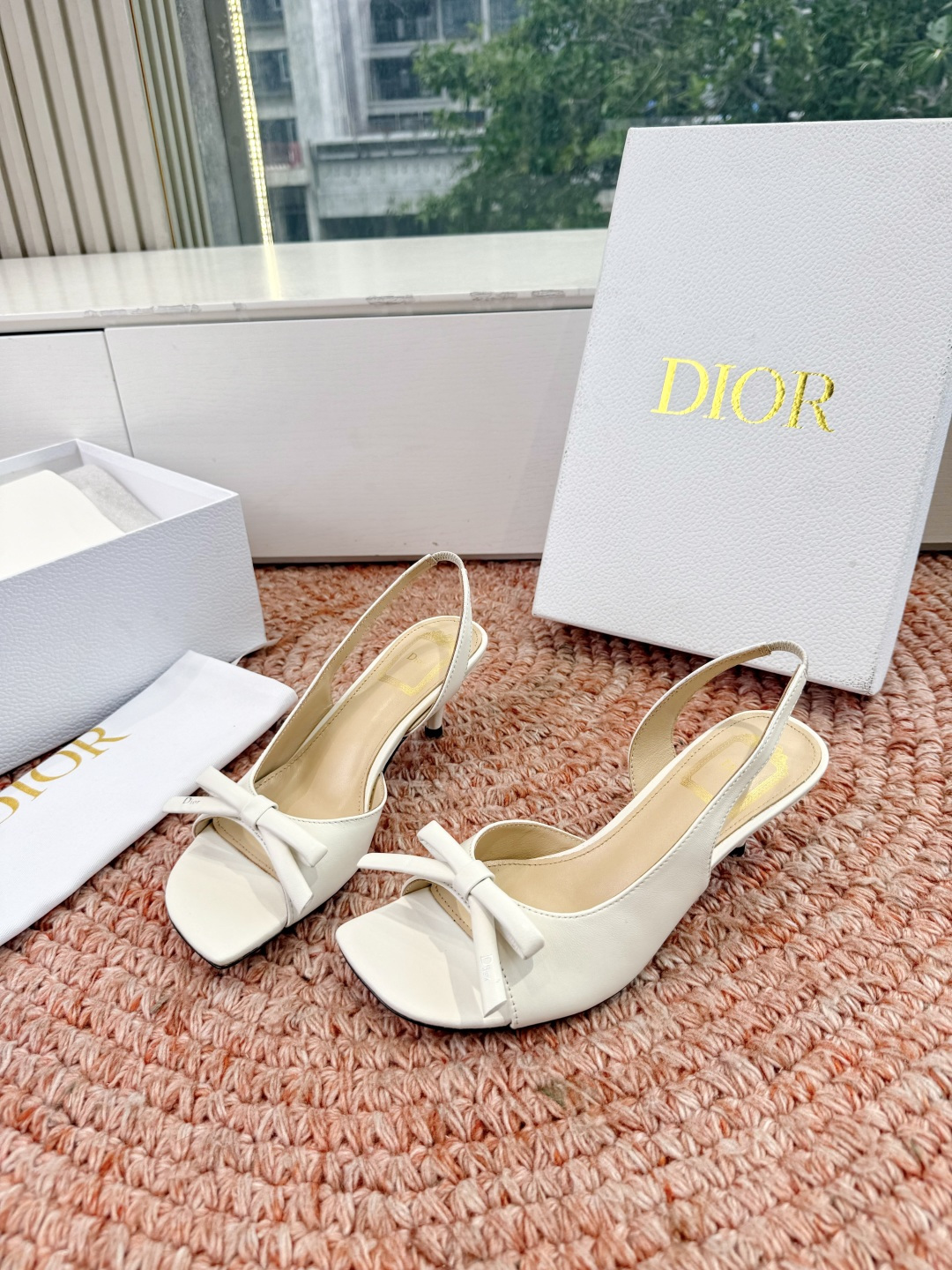 🌾G06顶级品质Dior/迪奥26WF早春新蝴蝶结猫跟凉鞋标志性金属D字扣缀于鞋头侧畔哑光鎏金质感低调夺