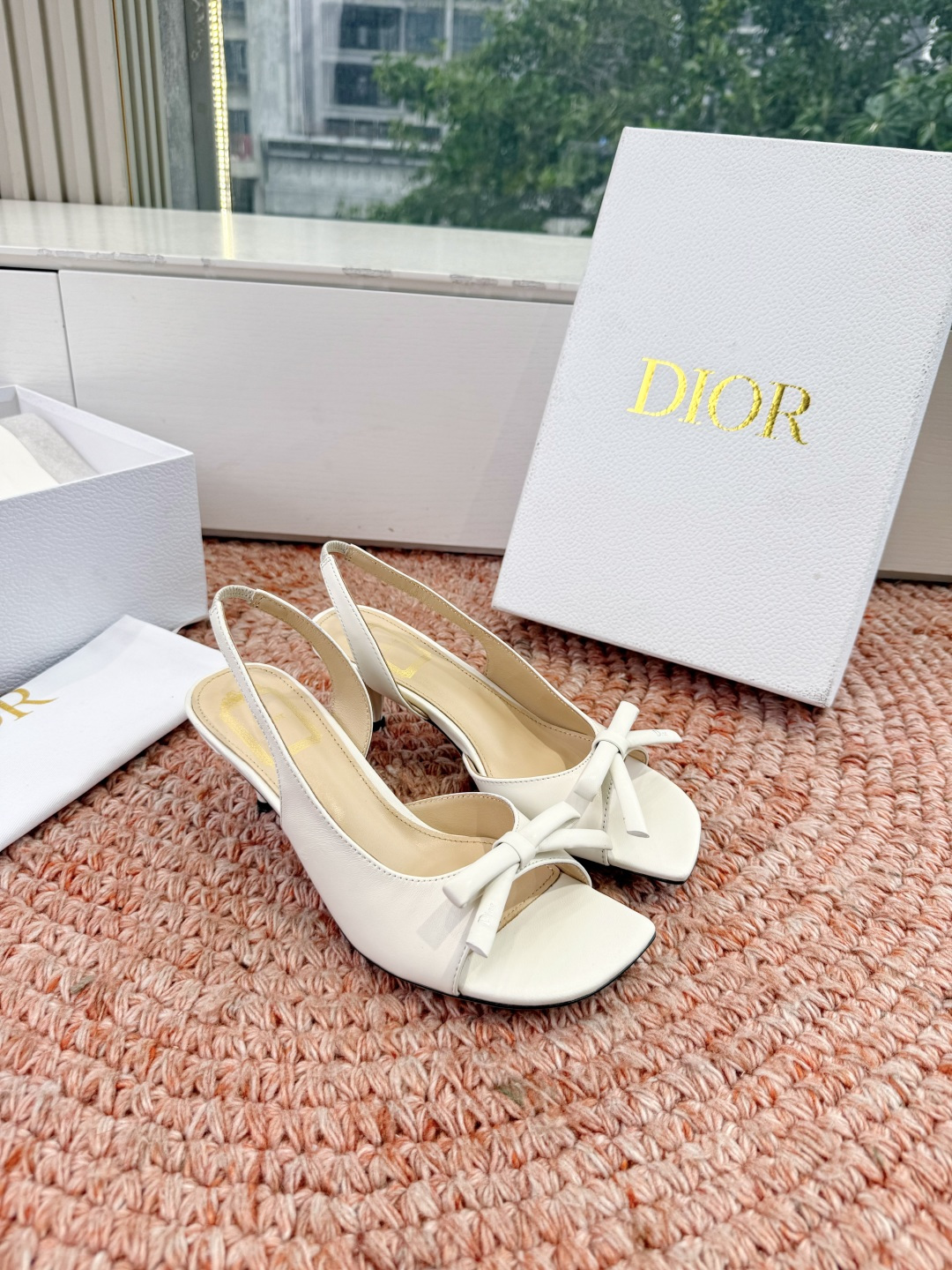 🌾G06顶级品质Dior/迪奥26WF早春新蝴蝶结猫跟凉鞋标志性金属D字扣缀于鞋头侧畔哑光鎏金质感低调夺
