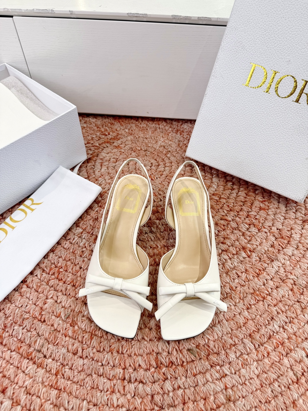 🌾G06顶级品质Dior/迪奥26WF早春新蝴蝶结猫跟凉鞋标志性金属D字扣缀于鞋头侧畔哑光鎏金质感低调夺