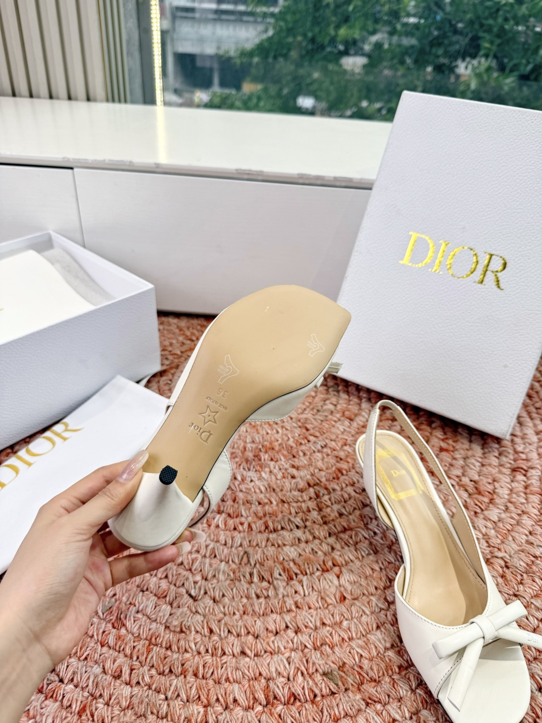 🌾G06顶级品质Dior/迪奥26WF早春新蝴蝶结猫跟凉鞋标志性金属D字扣缀于鞋头侧畔哑光鎏金质感低调夺