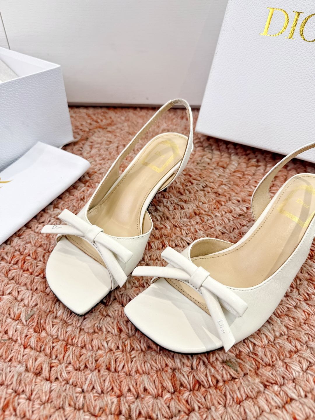 🌾G06顶级品质Dior/迪奥26WF早春新蝴蝶结猫跟凉鞋标志性金属D字扣缀于鞋头侧畔哑光鎏金质感低调夺