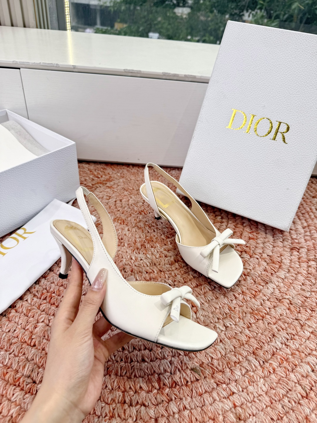 🌾G06顶级品质Dior/迪奥26WF早春新蝴蝶结猫跟凉鞋标志性金属D字扣缀于鞋头侧畔哑光鎏金质感低调夺