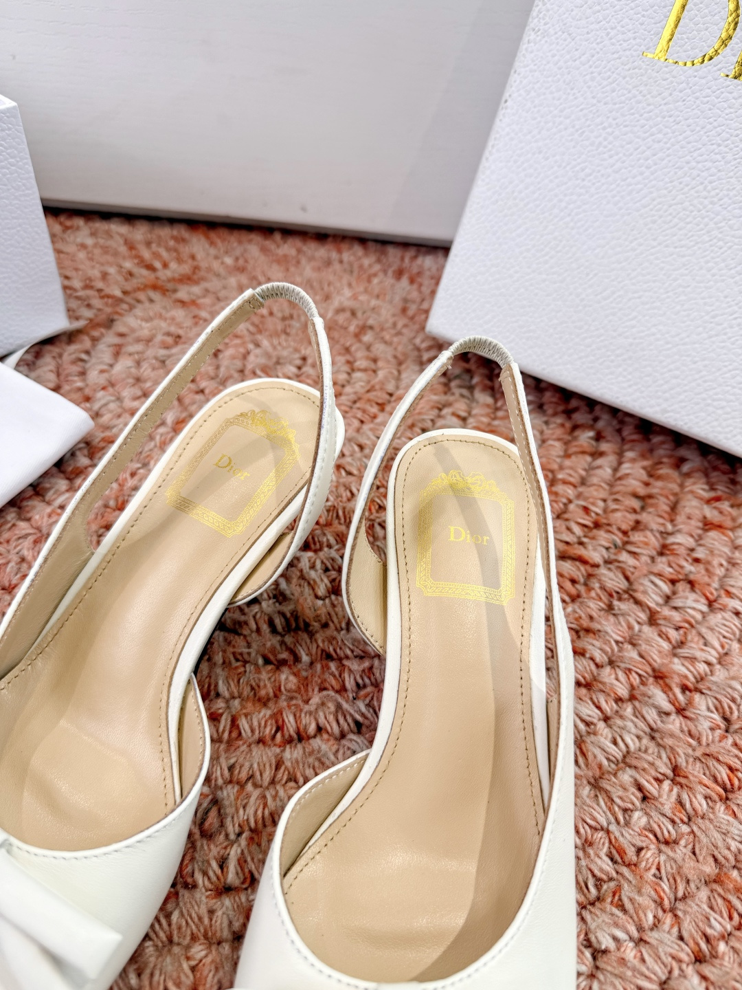 🌾G06顶级品质Dior/迪奥26WF早春新蝴蝶结猫跟凉鞋标志性金属D字扣缀于鞋头侧畔哑光鎏金质感低调夺