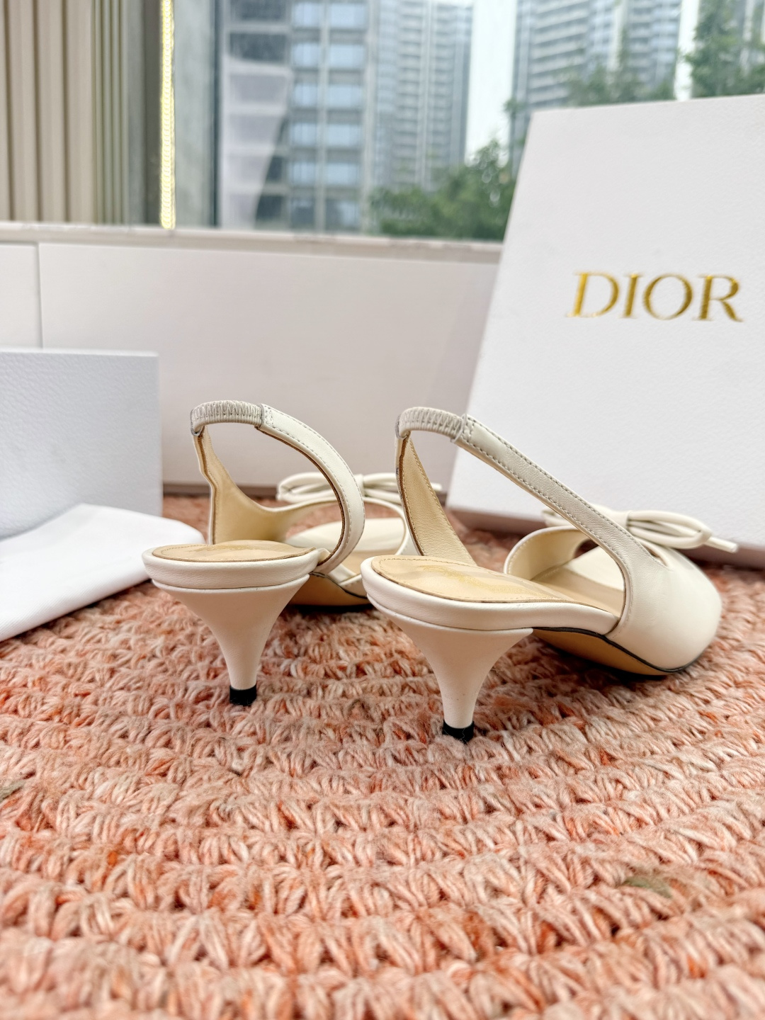 🌾G06顶级品质Dior/迪奥26WF早春新蝴蝶结猫跟凉鞋标志性金属D字扣缀于鞋头侧畔哑光鎏金质感低调夺