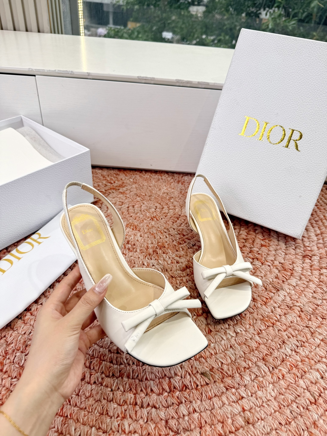 🌾G06顶级品质Dior/迪奥26WF早春新蝴蝶结猫跟凉鞋标志性金属D字扣缀于鞋头侧畔哑光鎏金质感低调夺
