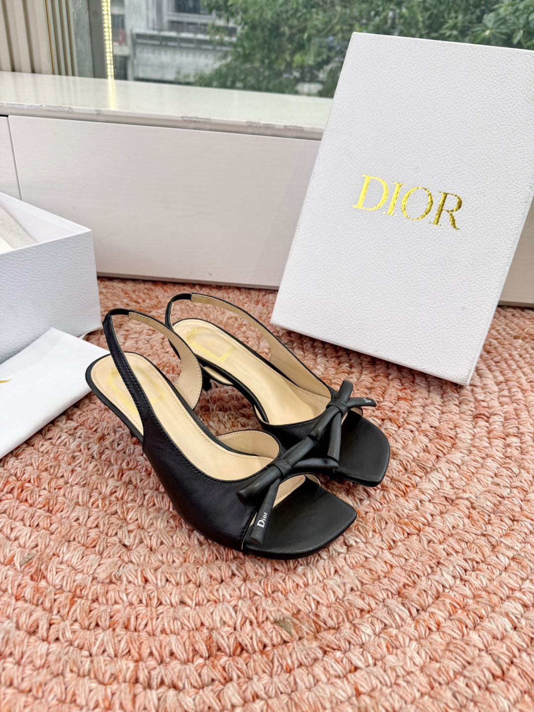 🌾G06顶级品质Dior/迪奥26WF早春新蝴蝶结猫跟凉鞋标志性金属D字扣缀于鞋头侧畔哑光鎏金质感低调夺