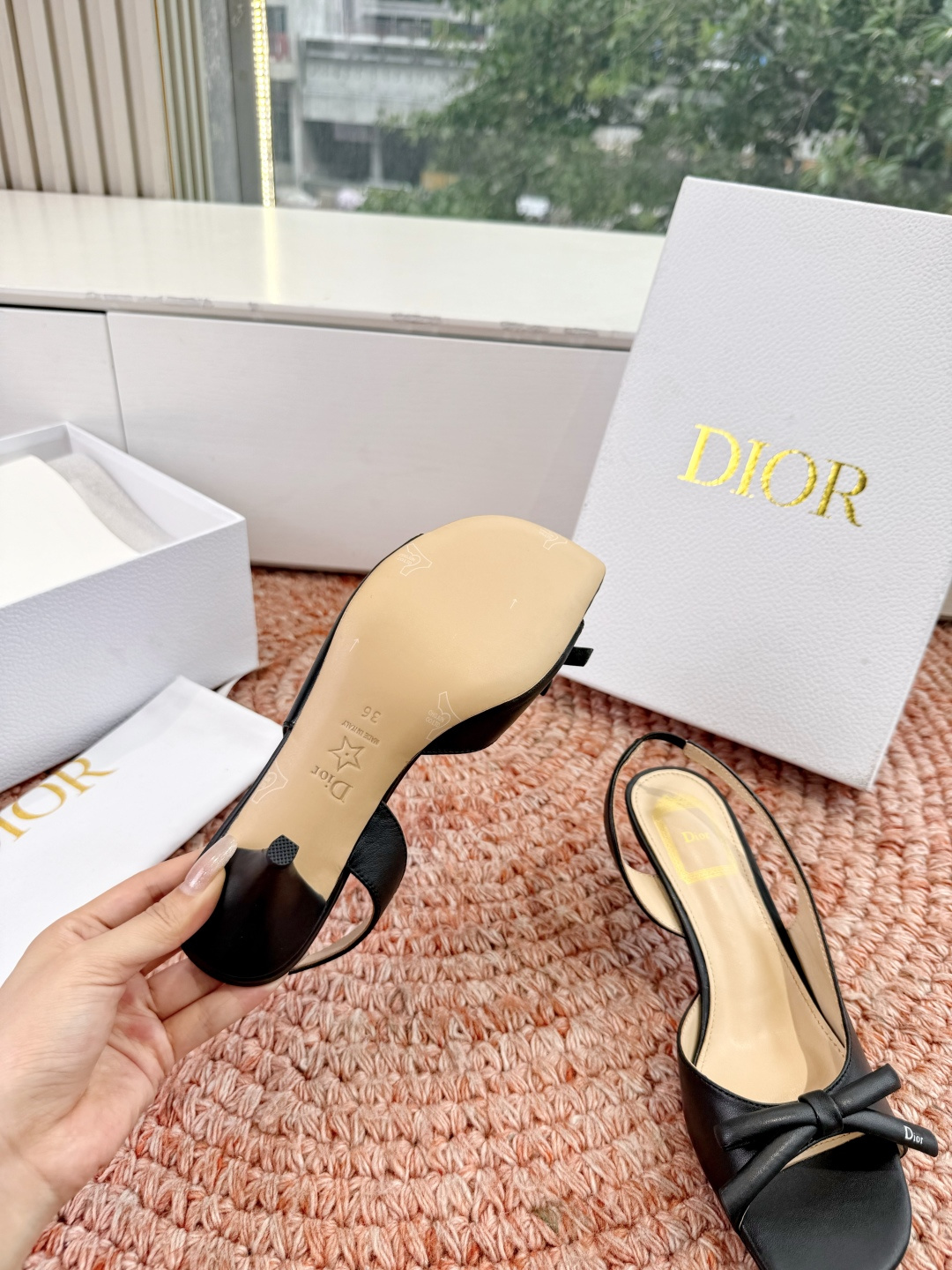 🌾G06顶级品质Dior/迪奥26WF早春新蝴蝶结猫跟凉鞋标志性金属D字扣缀于鞋头侧畔哑光鎏金质感低调夺