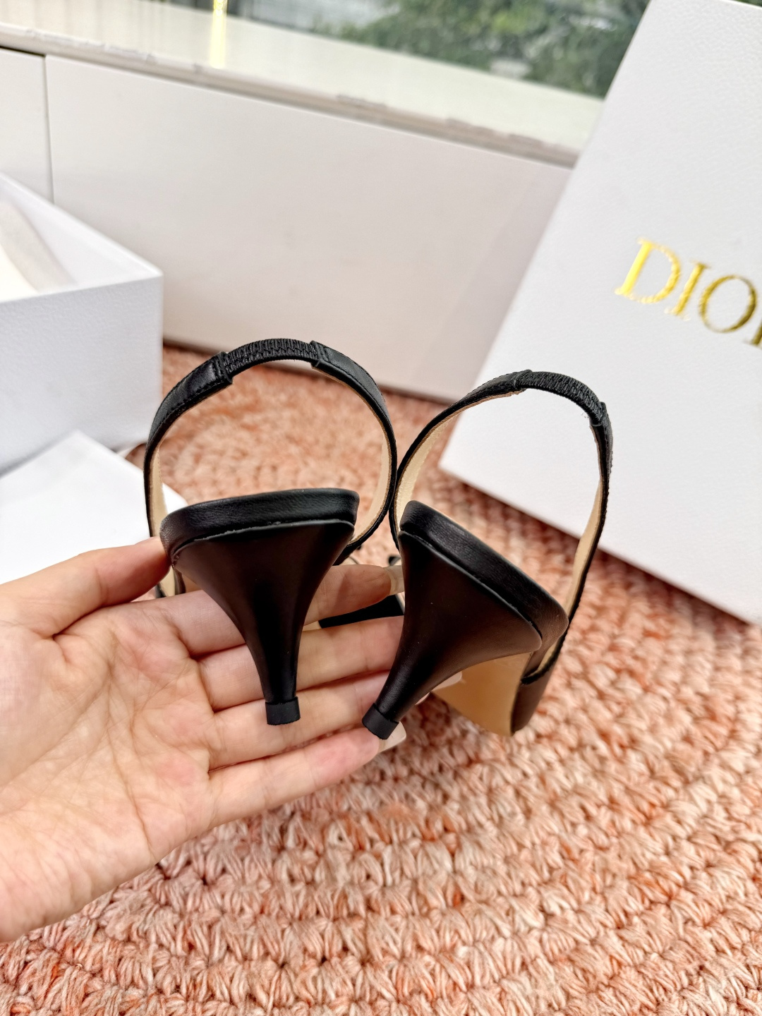 🌾G06顶级品质Dior/迪奥26WF早春新蝴蝶结猫跟凉鞋标志性金属D字扣缀于鞋头侧畔哑光鎏金质感低调夺