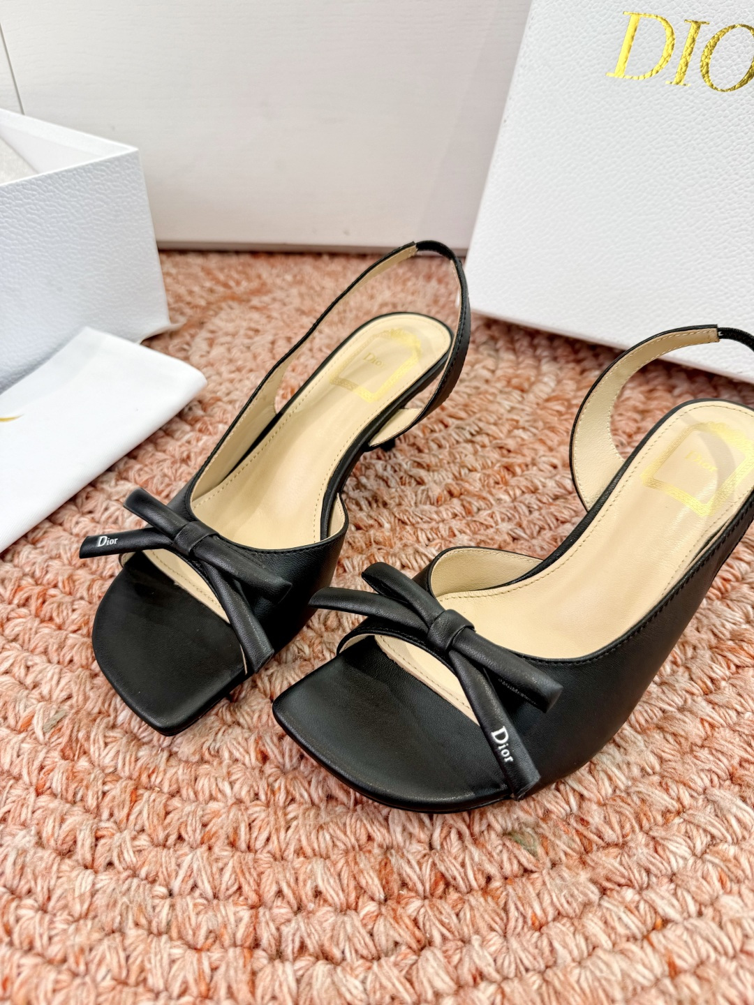 🌾G06顶级品质Dior/迪奥26WF早春新蝴蝶结猫跟凉鞋标志性金属D字扣缀于鞋头侧畔哑光鎏金质感低调夺