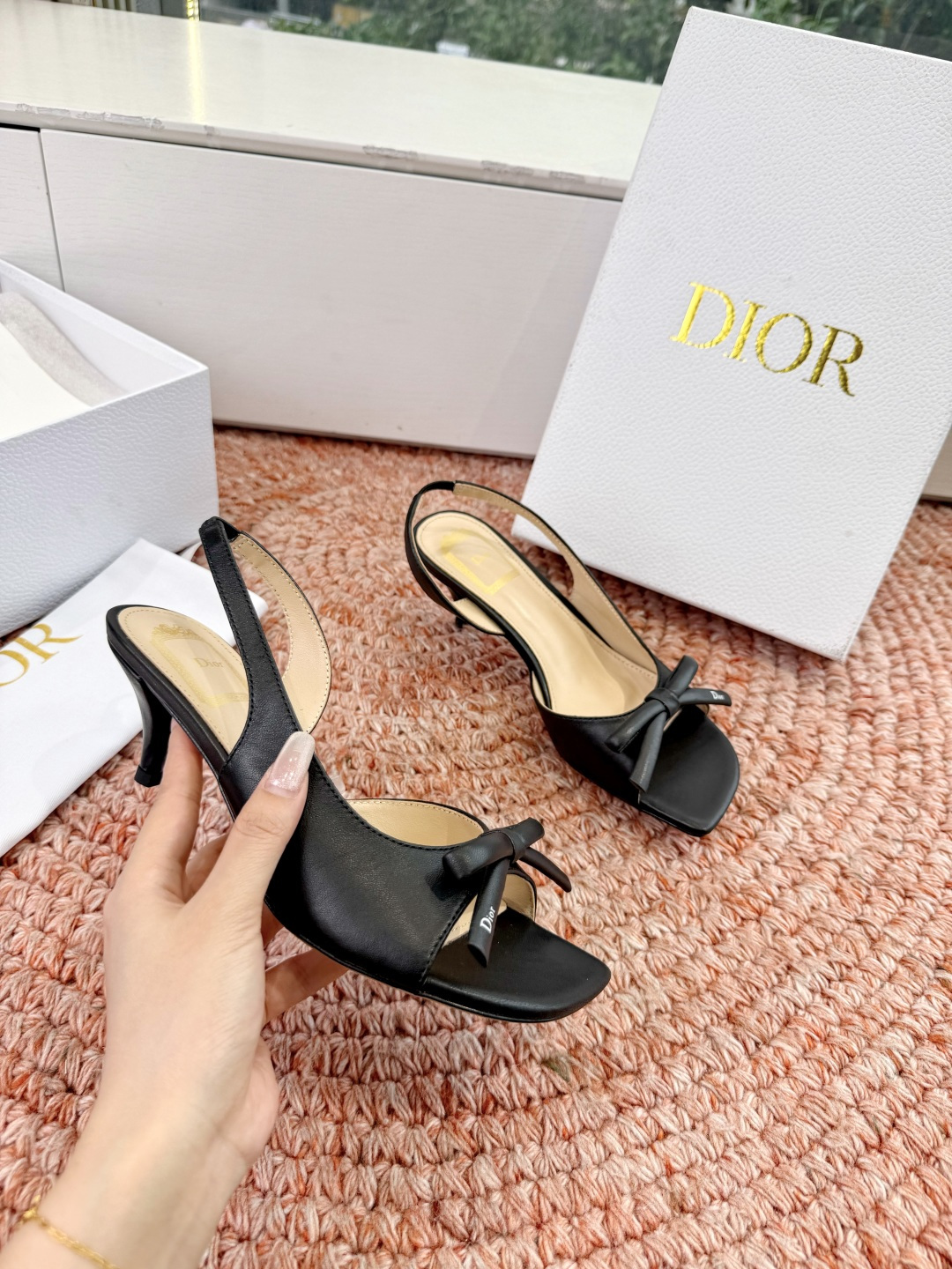 🌾G06顶级品质Dior/迪奥26WF早春新蝴蝶结猫跟凉鞋标志性金属D字扣缀于鞋头侧畔哑光鎏金质感低调夺