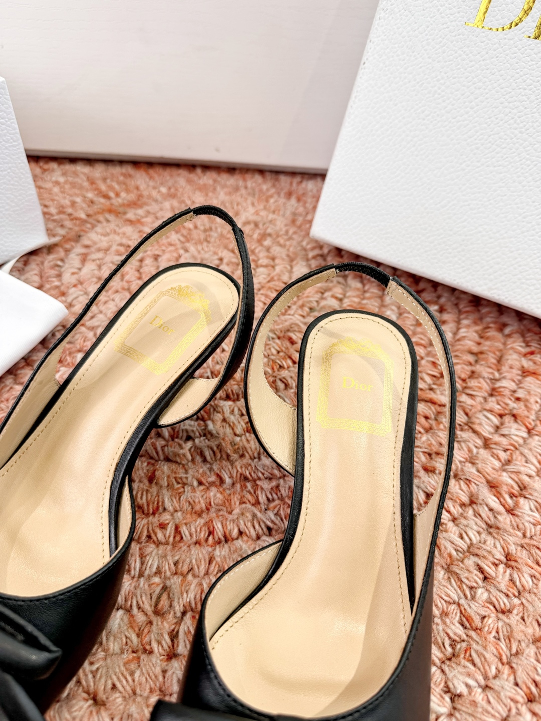 🌾G06顶级品质Dior/迪奥26WF早春新蝴蝶结猫跟凉鞋标志性金属D字扣缀于鞋头侧畔哑光鎏金质感低调夺