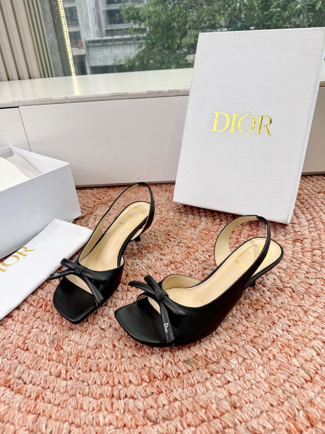 🌾G06顶级品质Dior/迪奥26WF早春新蝴蝶结猫跟凉鞋标志性金属D字扣缀于鞋头侧畔哑光鎏金质感低调夺