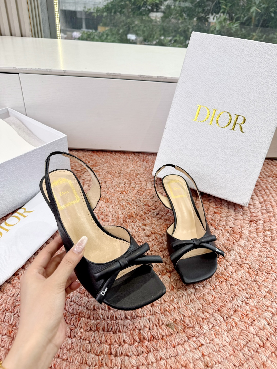 🌾G06顶级品质Dior/迪奥26WF早春新蝴蝶结猫跟凉鞋标志性金属D字扣缀于鞋头侧畔哑光鎏金质感低调夺
