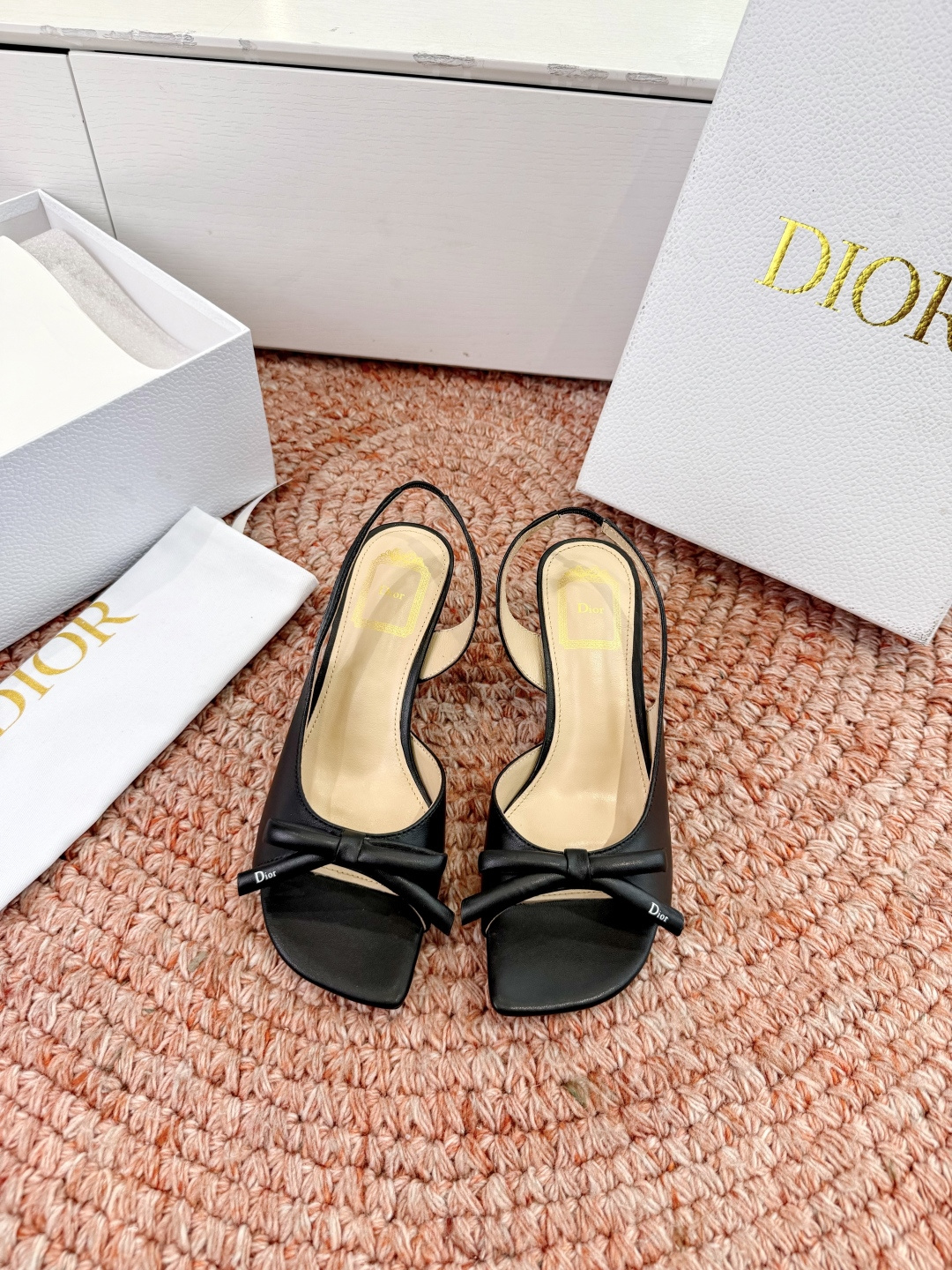 🌾G06顶级品质Dior/迪奥26WF早春新蝴蝶结猫跟凉鞋标志性金属D字扣缀于鞋头侧畔哑光鎏金质感低调夺