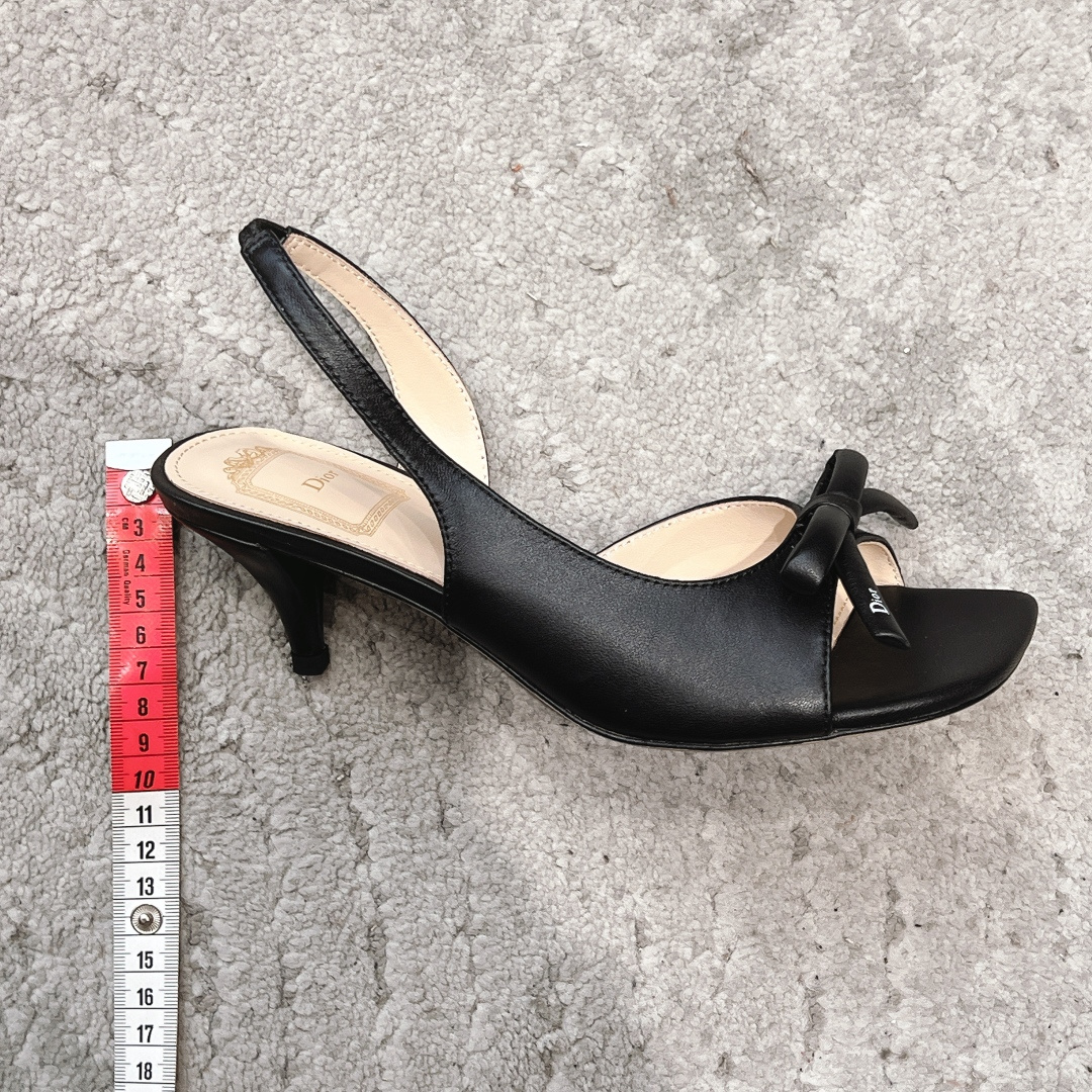 🌾G06顶级品质Dior/迪奥26WF早春新蝴蝶结猫跟凉鞋标志性金属D字扣缀于鞋头侧畔哑光鎏金质感低调夺