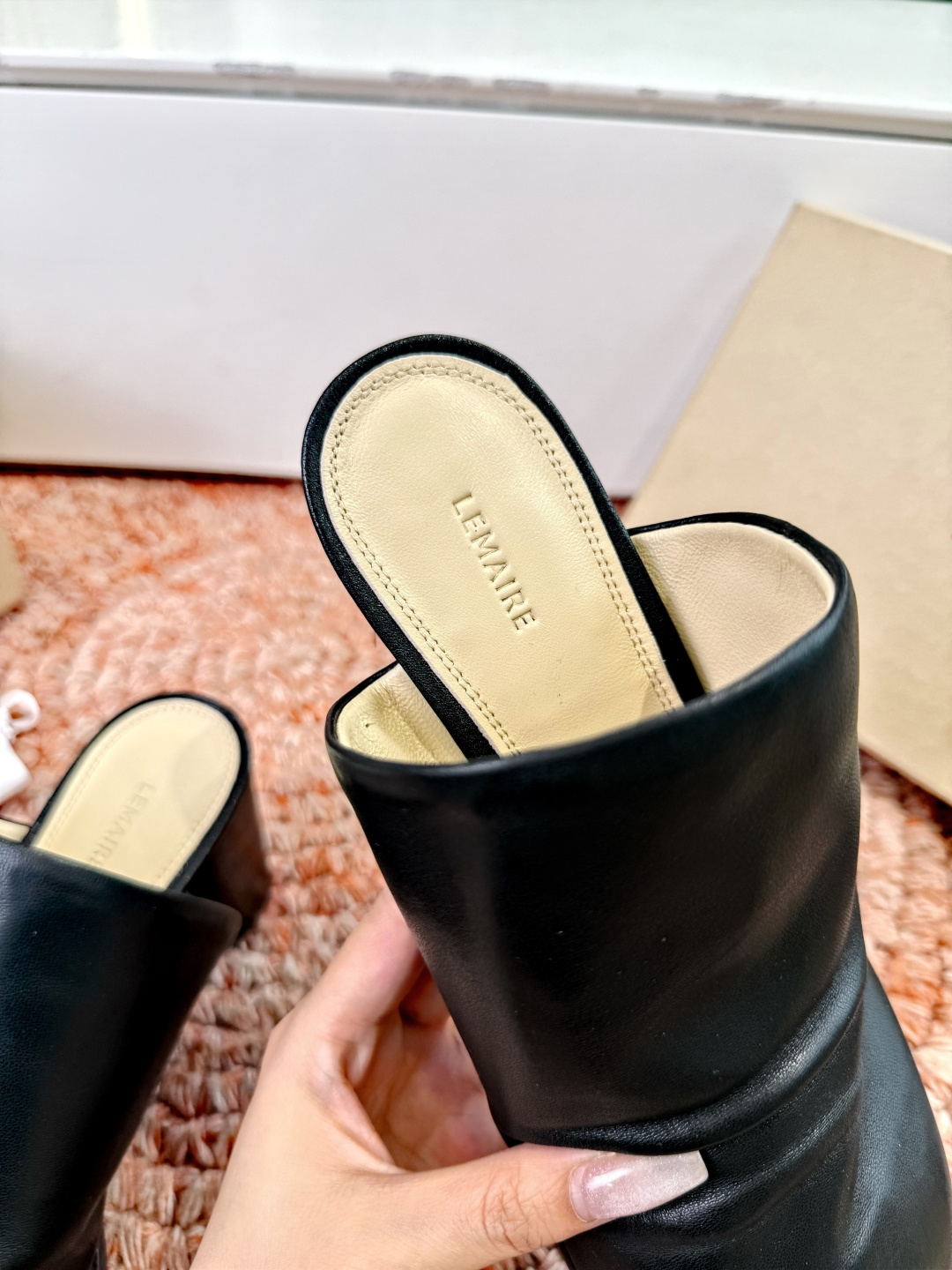 🌾G213Lemair* 早春新款极简方头穆勒拖方头设计，自带一种慵懒的高级感。一脚蹬的穆勒版型，解放脚