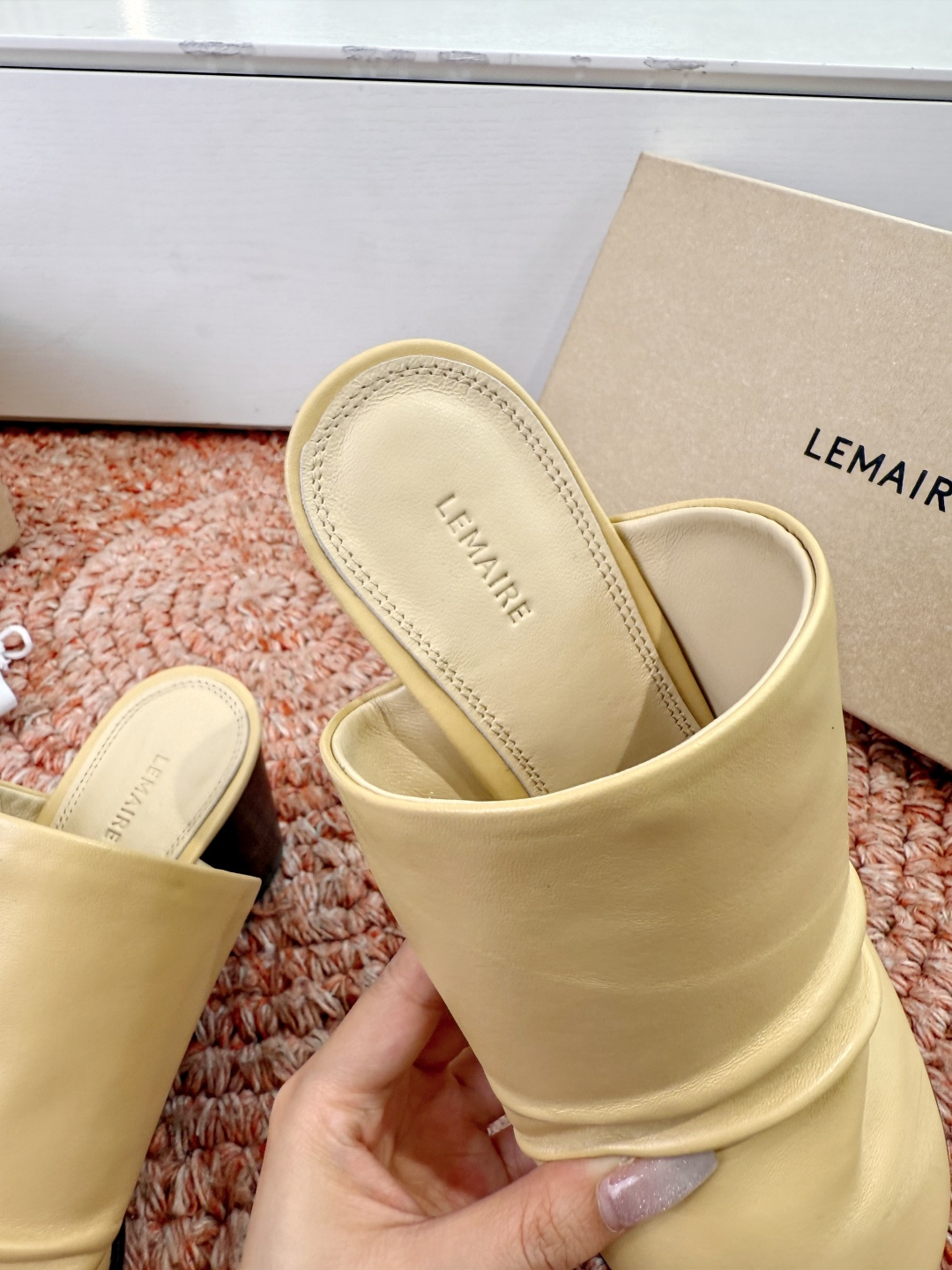 🌾G213Lemair* 早春新款极简方头穆勒拖方头设计，自带一种慵懒的高级感。一脚蹬的穆勒版型，解放脚