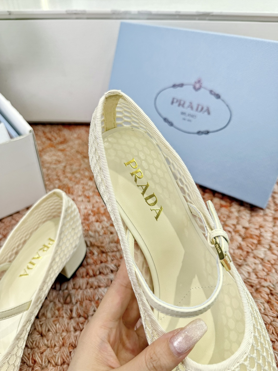 🌾对版飞机盒G887prada普拉达2026最新玛丽珍玛丽珍网面单鞋复古时髦鞋面，让整双鞋轻便舒适 鲜艳