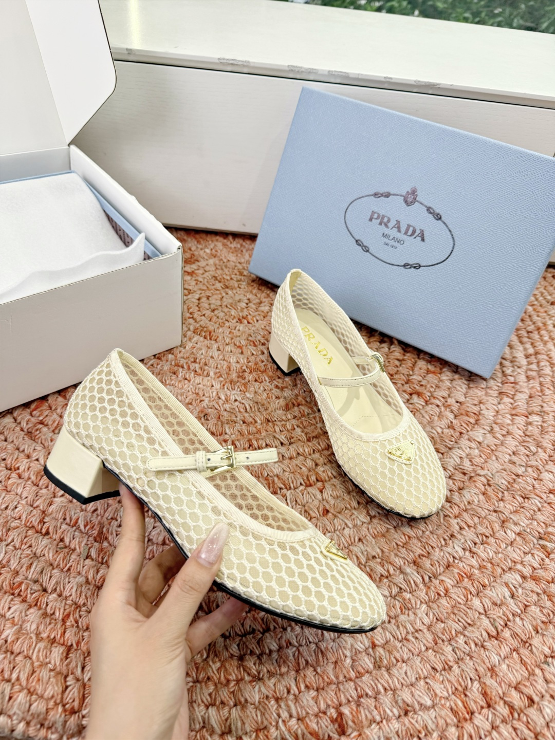 🌾对版飞机盒G887prada普拉达2026最新玛丽珍玛丽珍网面单鞋复古时髦鞋面，让整双鞋轻便舒适 鲜艳