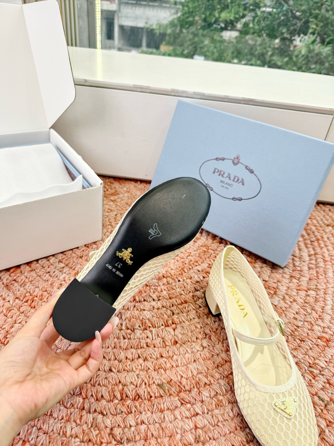 🌾对版飞机盒G887prada普拉达2026最新玛丽珍玛丽珍网面单鞋复古时髦鞋面，让整双鞋轻便舒适 鲜艳