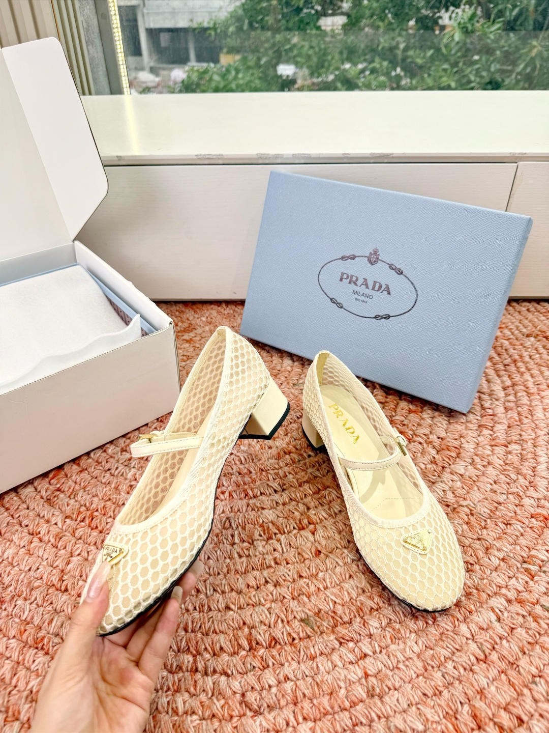 🌾对版飞机盒G887prada普拉达2026最新玛丽珍玛丽珍网面单鞋复古时髦鞋面，让整双鞋轻便舒适 鲜艳