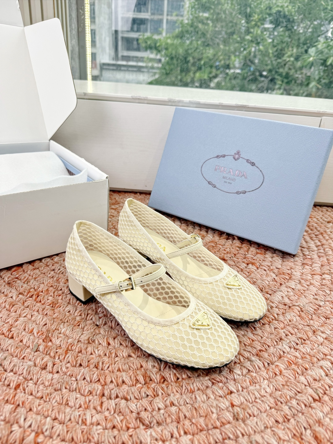 🌾对版飞机盒G887prada普拉达2026最新玛丽珍玛丽珍网面单鞋复古时髦鞋面，让整双鞋轻便舒适 鲜艳