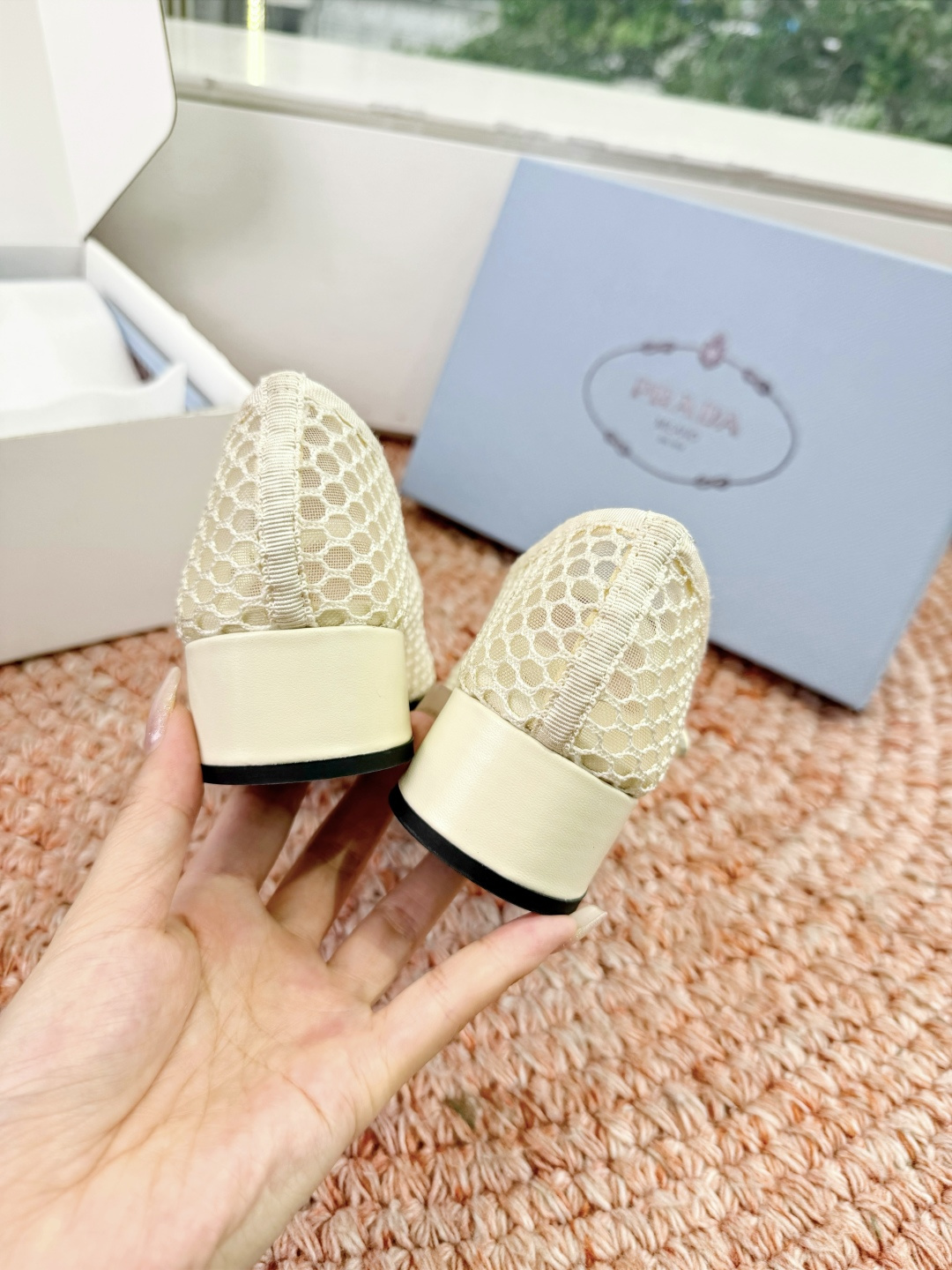 🌾对版飞机盒G887prada普拉达2026最新玛丽珍玛丽珍网面单鞋复古时髦鞋面，让整双鞋轻便舒适 鲜艳