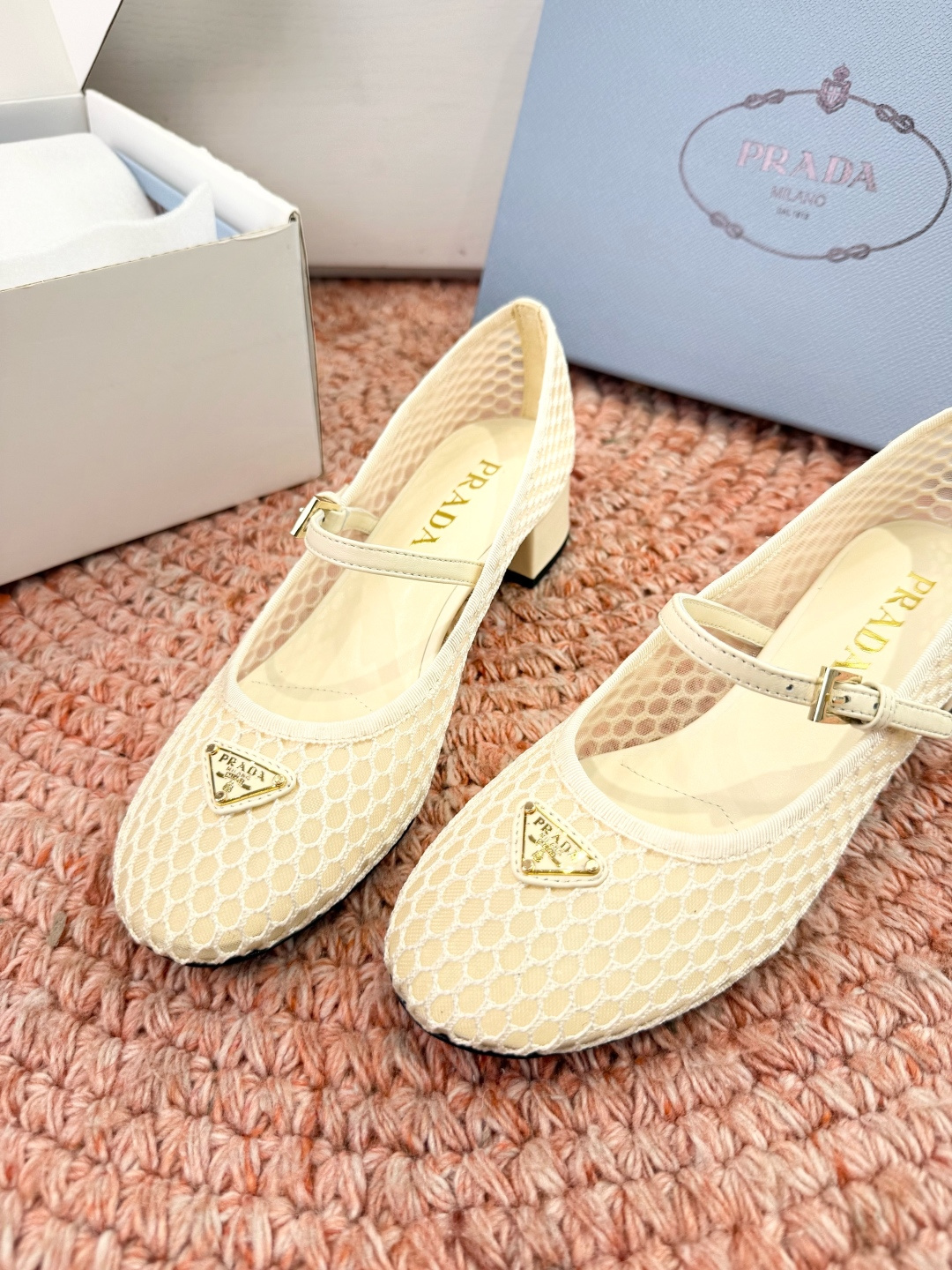 🌾对版飞机盒G887prada普拉达2026最新玛丽珍玛丽珍网面单鞋复古时髦鞋面，让整双鞋轻便舒适 鲜艳