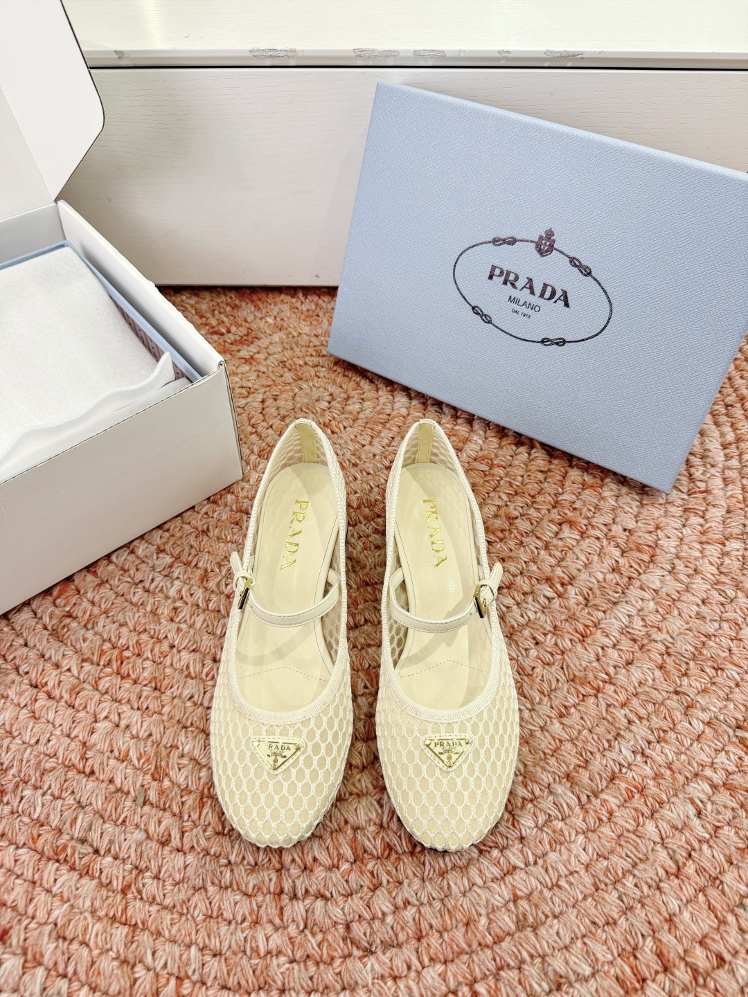 🌾对版飞机盒G887prada普拉达2026最新玛丽珍玛丽珍网面单鞋复古时髦鞋面，让整双鞋轻便舒适 鲜艳