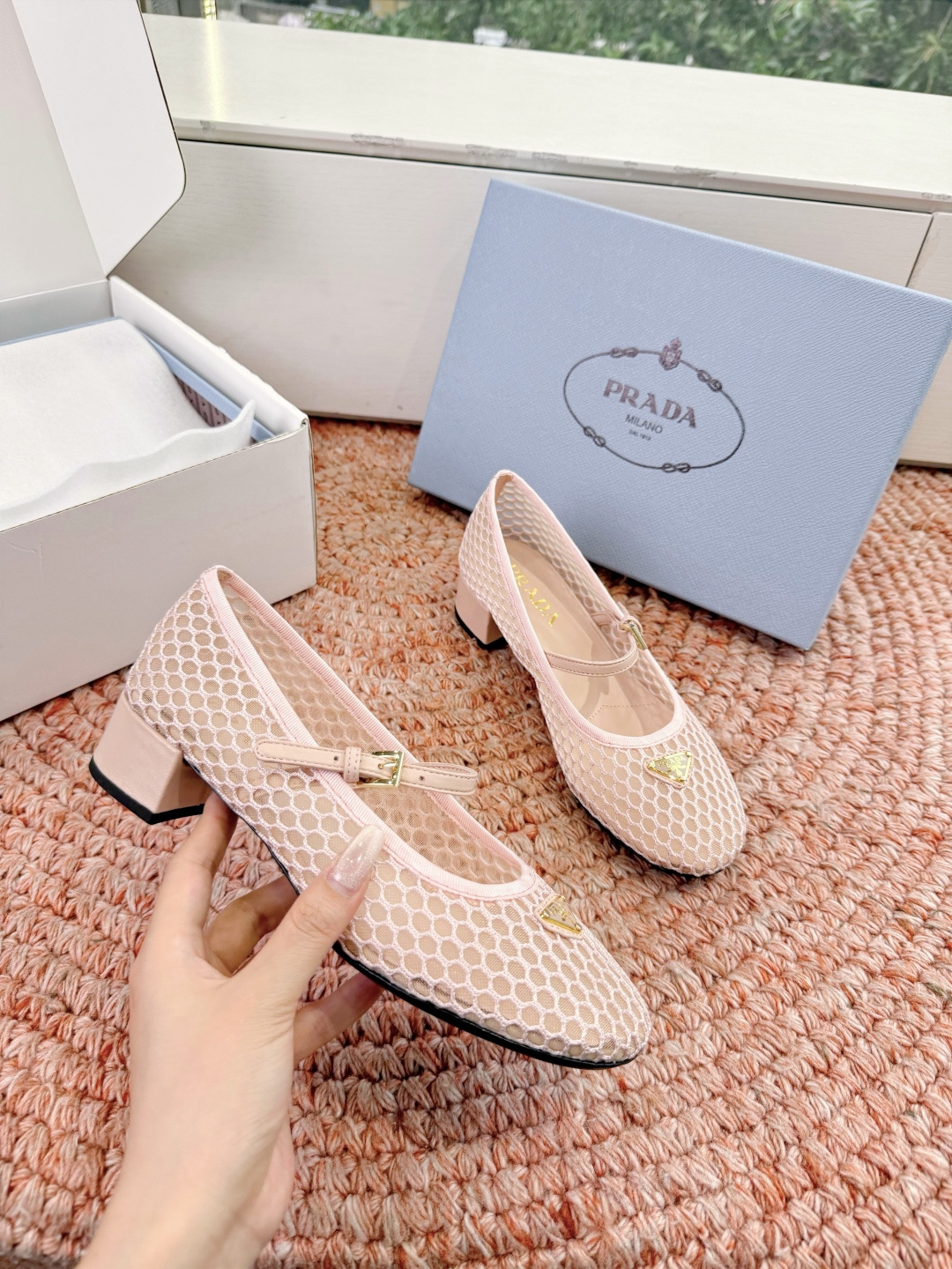 🌾对版飞机盒G887prada普拉达2026最新玛丽珍玛丽珍网面单鞋复古时髦鞋面，让整双鞋轻便舒适 鲜艳