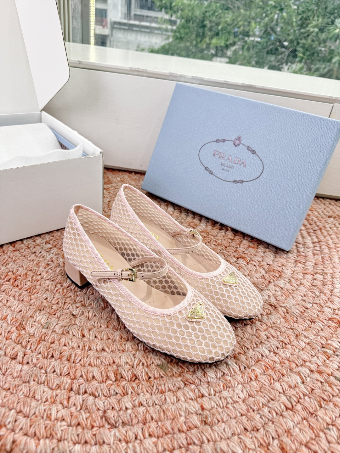 🌾对版飞机盒G887prada普拉达2026最新玛丽珍玛丽珍网面单鞋复古时髦鞋面，让整双鞋轻便舒适 鲜艳