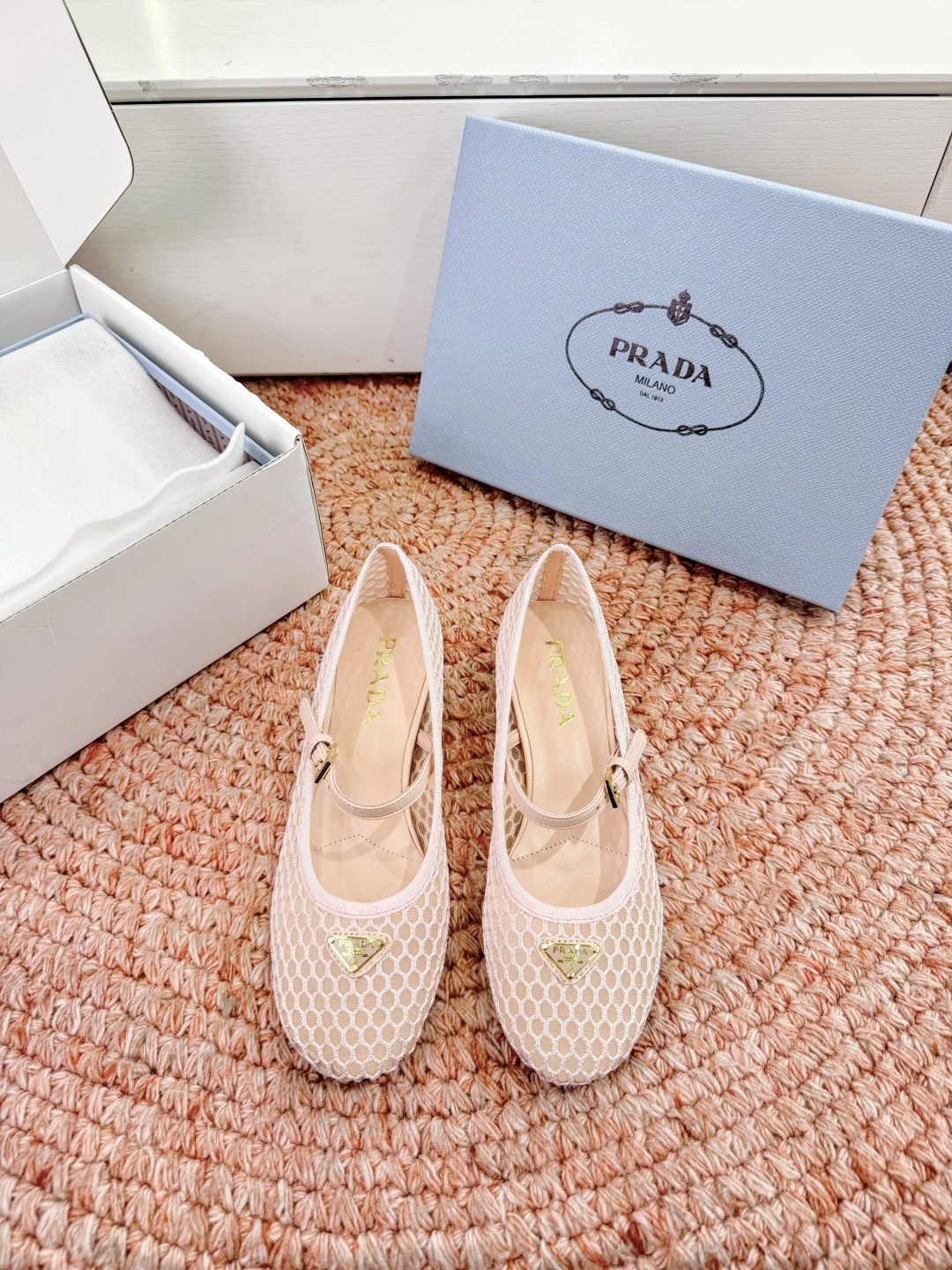 🌾对版飞机盒G887prada普拉达2026最新玛丽珍玛丽珍网面单鞋复古时髦鞋面，让整双鞋轻便舒适 鲜艳