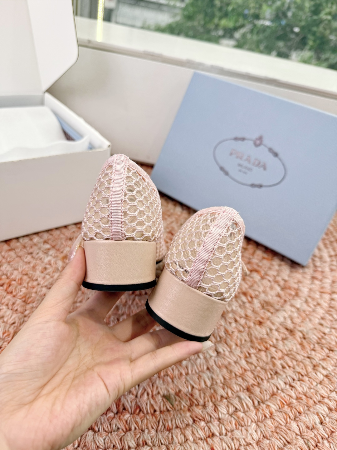 🌾对版飞机盒G887prada普拉达2026最新玛丽珍玛丽珍网面单鞋复古时髦鞋面，让整双鞋轻便舒适 鲜艳
