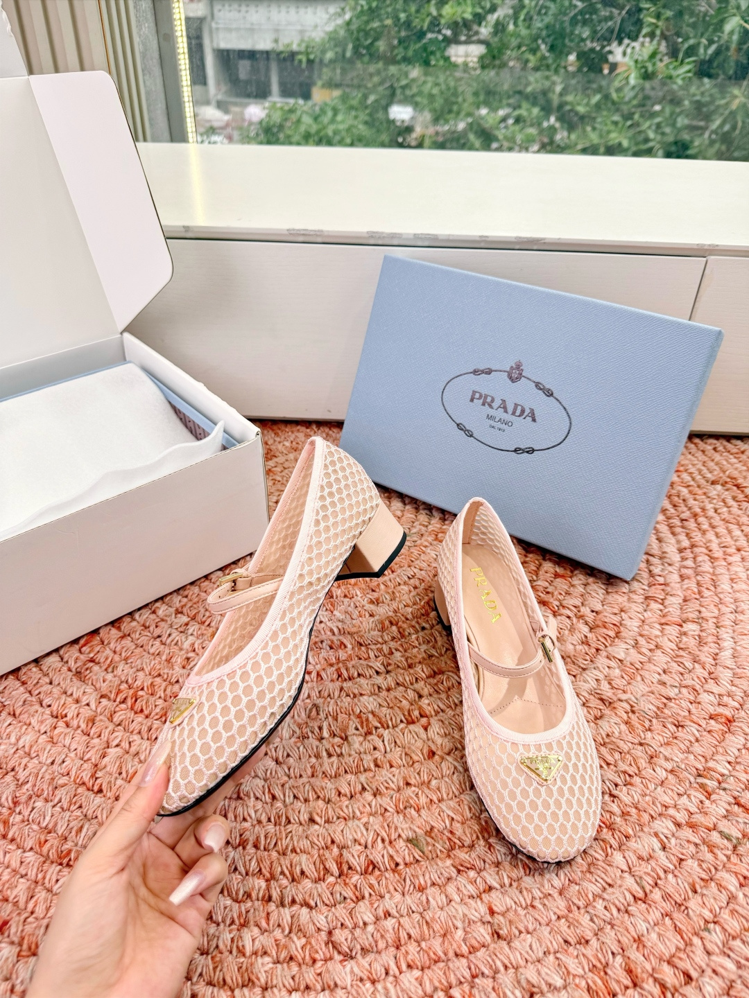 🌾对版飞机盒G887prada普拉达2026最新玛丽珍玛丽珍网面单鞋复古时髦鞋面，让整双鞋轻便舒适 鲜艳
