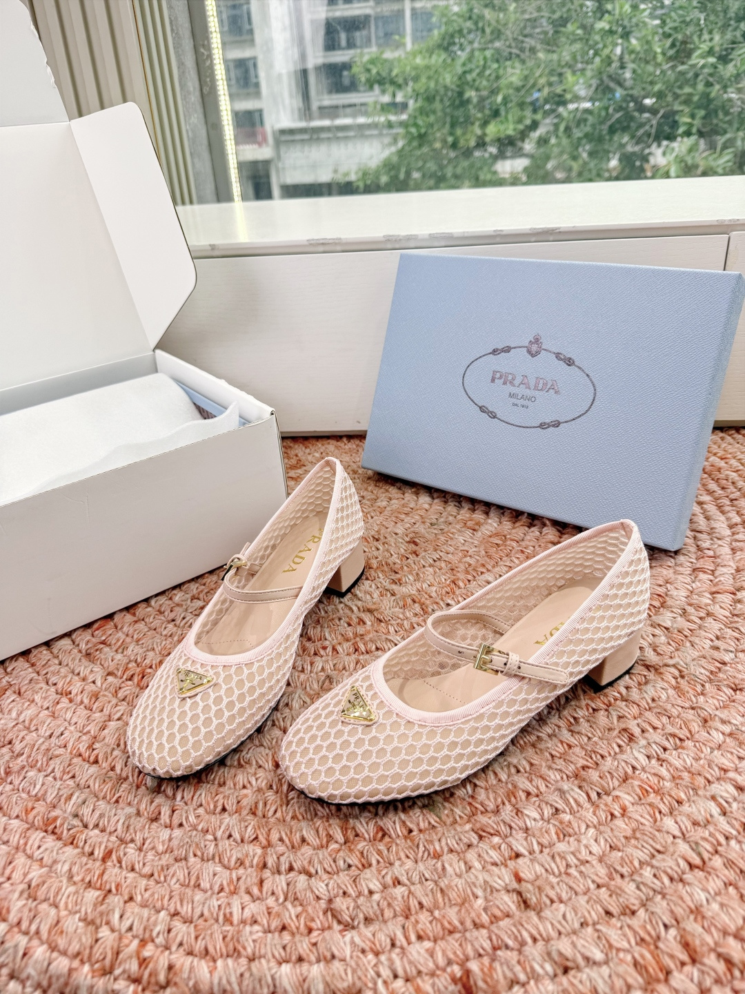 🌾对版飞机盒G887prada普拉达2026最新玛丽珍玛丽珍网面单鞋复古时髦鞋面，让整双鞋轻便舒适 鲜艳
