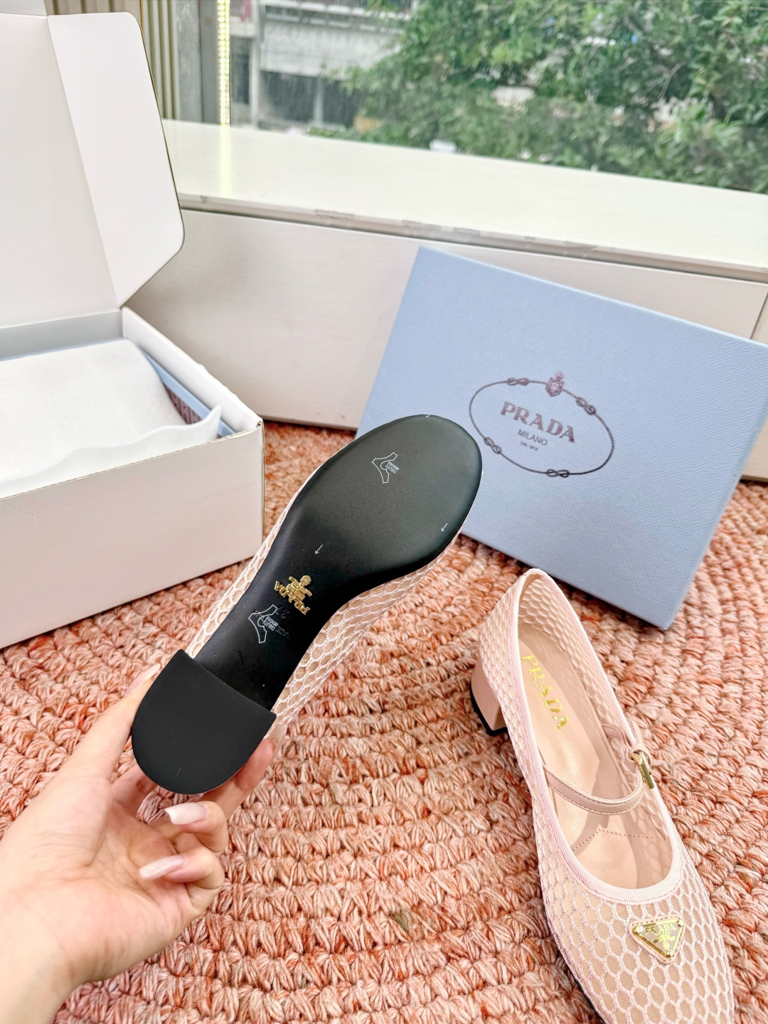 🌾对版飞机盒G887prada普拉达2026最新玛丽珍玛丽珍网面单鞋复古时髦鞋面，让整双鞋轻便舒适 鲜艳