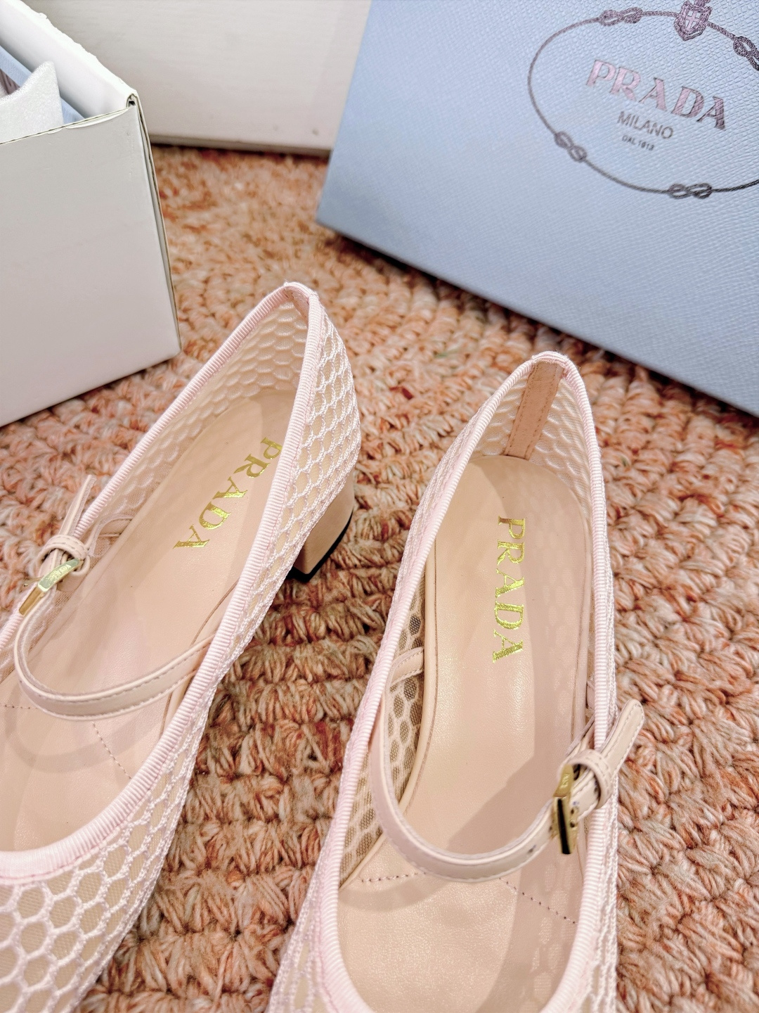 🌾对版飞机盒G887prada普拉达2026最新玛丽珍玛丽珍网面单鞋复古时髦鞋面，让整双鞋轻便舒适 鲜艳