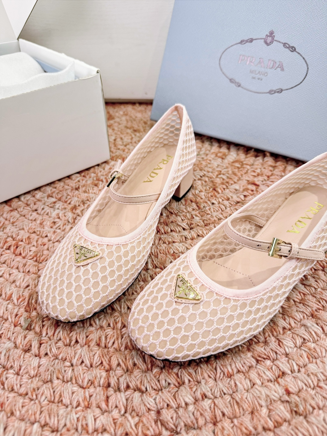 🌾对版飞机盒G887prada普拉达2026最新玛丽珍玛丽珍网面单鞋复古时髦鞋面，让整双鞋轻便舒适 鲜艳