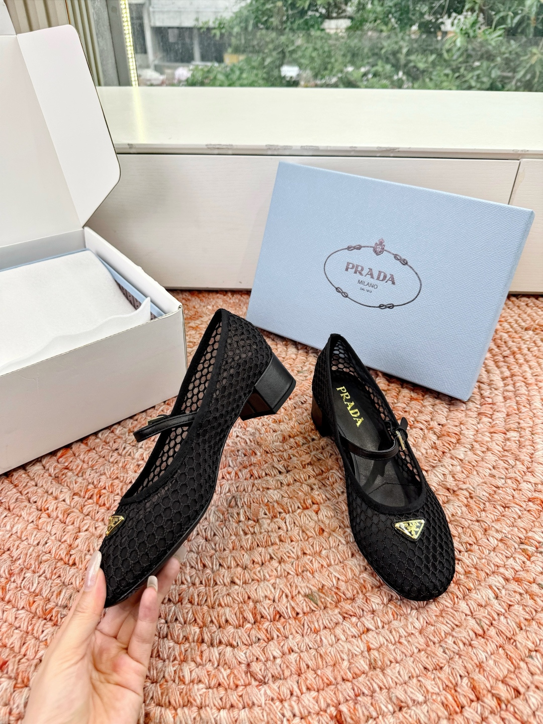 🌾对版飞机盒G887prada普拉达2026最新玛丽珍玛丽珍网面单鞋复古时髦鞋面，让整双鞋轻便舒适 鲜艳
