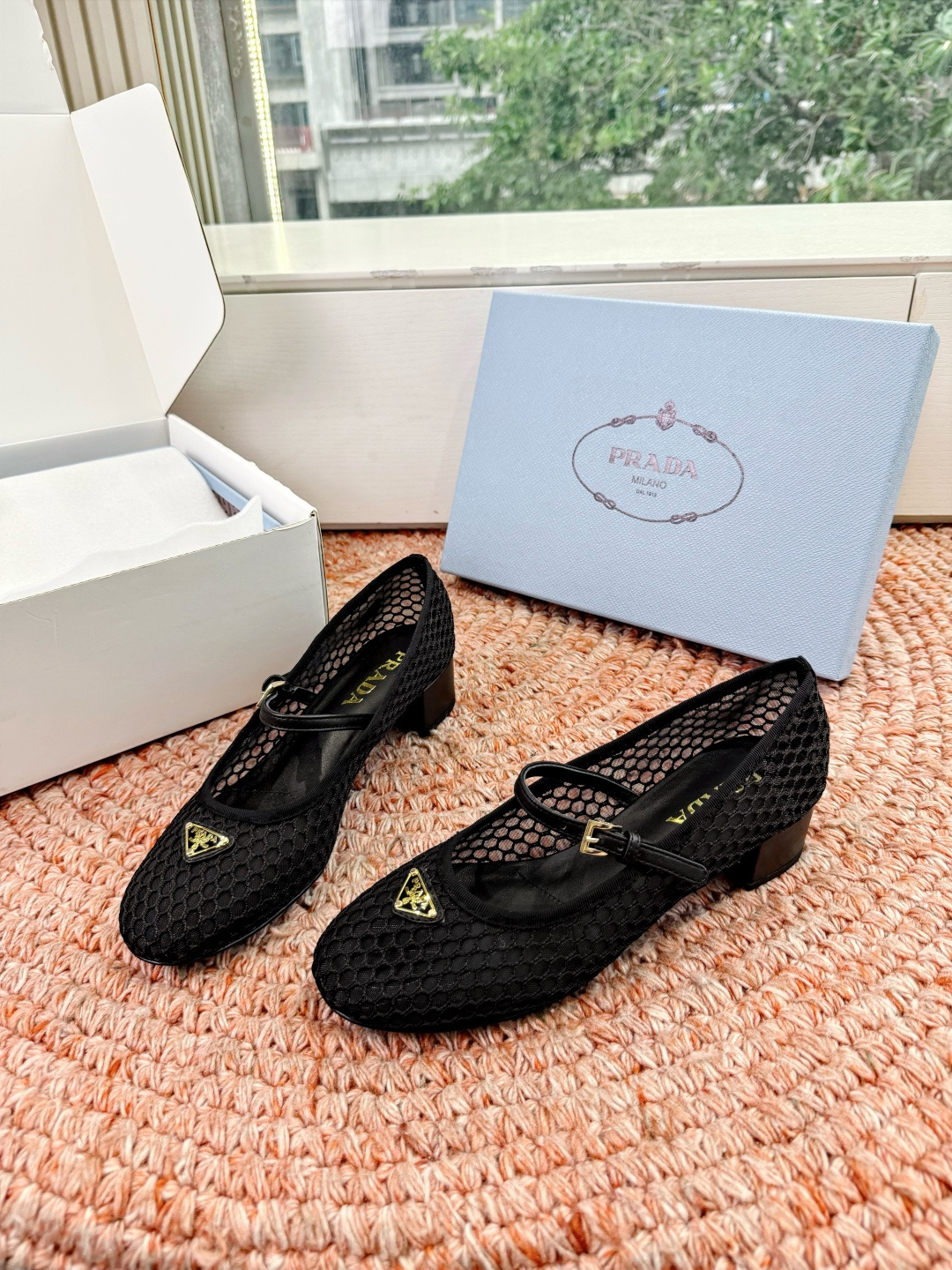 🌾对版飞机盒G887prada普拉达2026最新玛丽珍玛丽珍网面单鞋复古时髦鞋面，让整双鞋轻便舒适 鲜艳