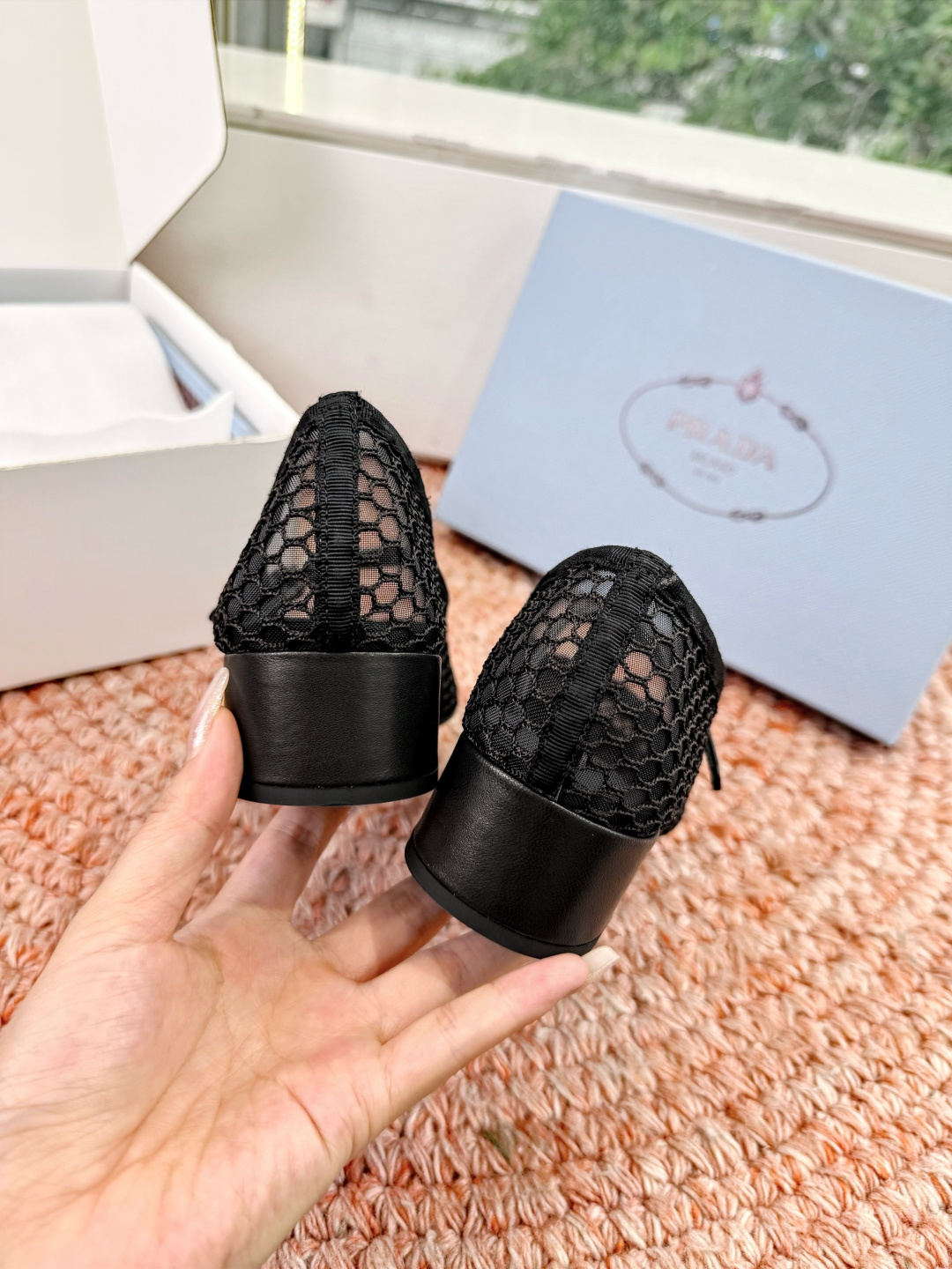 🌾对版飞机盒G887prada普拉达2026最新玛丽珍玛丽珍网面单鞋复古时髦鞋面，让整双鞋轻便舒适 鲜艳