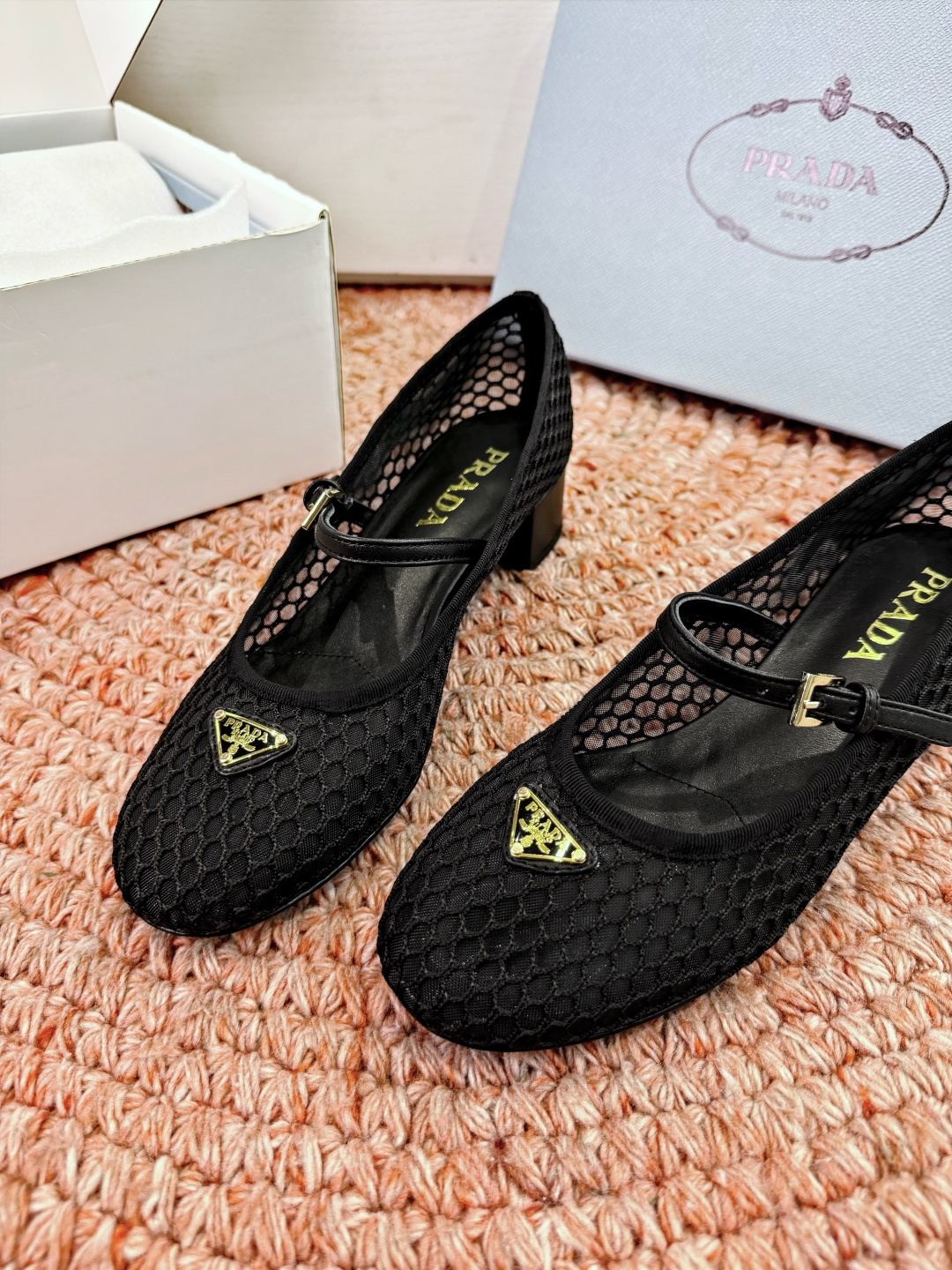 🌾对版飞机盒G887prada普拉达2026最新玛丽珍玛丽珍网面单鞋复古时髦鞋面，让整双鞋轻便舒适 鲜艳