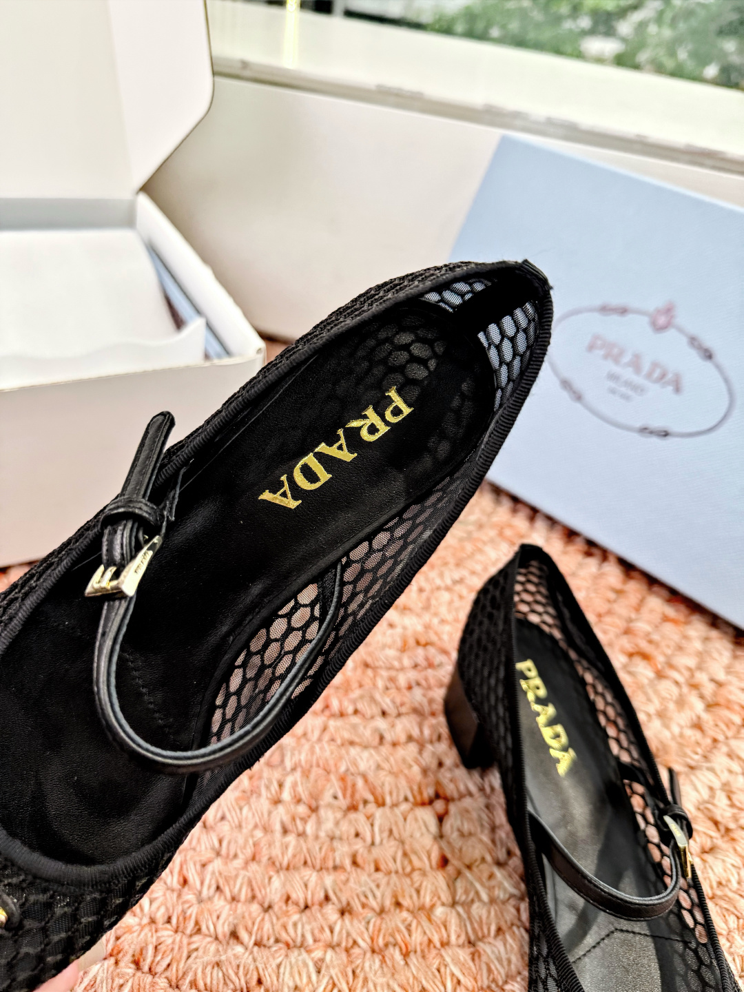 🌾对版飞机盒G887prada普拉达2026最新玛丽珍玛丽珍网面单鞋复古时髦鞋面，让整双鞋轻便舒适 鲜艳