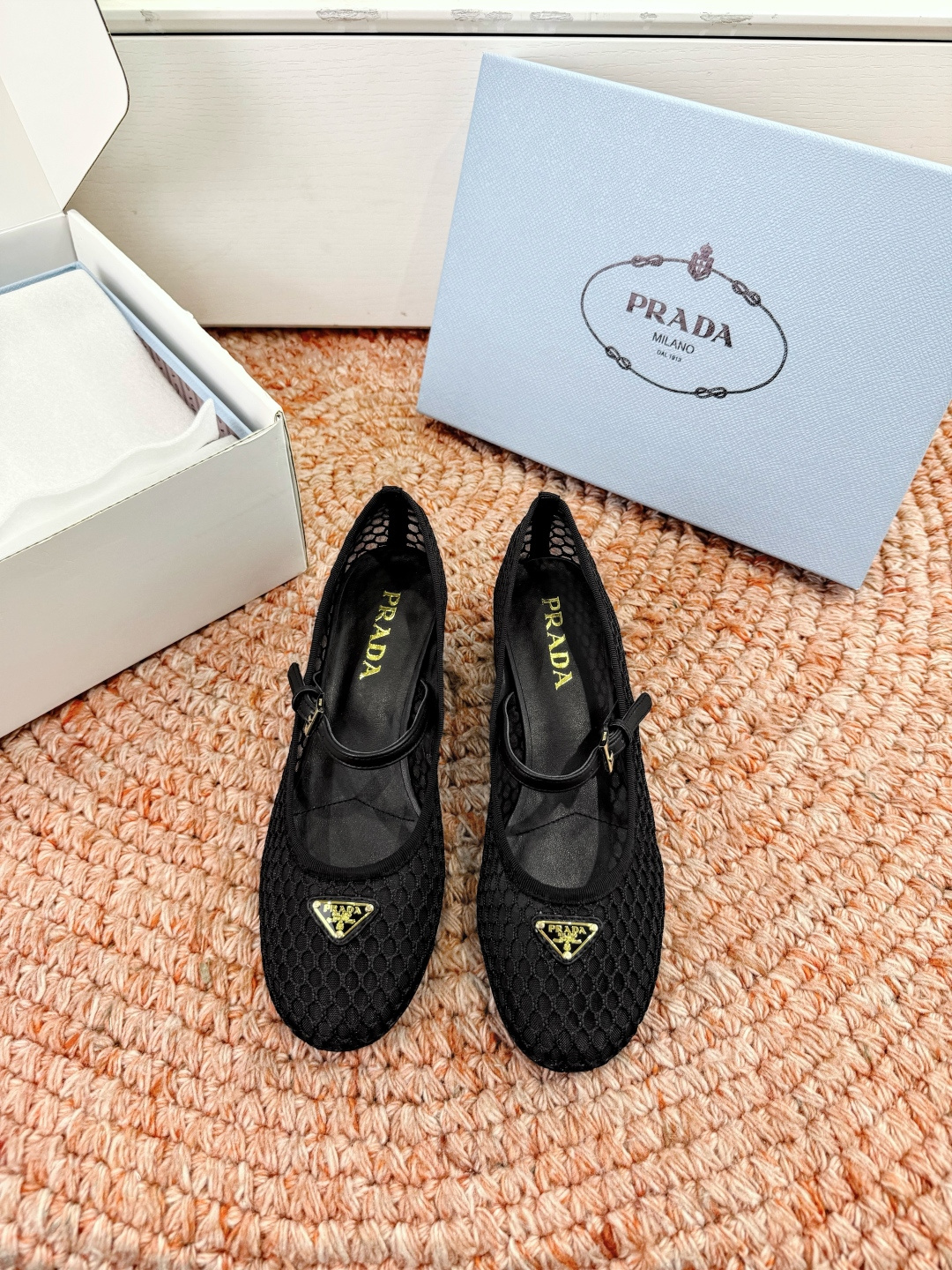 🌾对版飞机盒G887prada普拉达2026最新玛丽珍玛丽珍网面单鞋复古时髦鞋面，让整双鞋轻便舒适 鲜艳