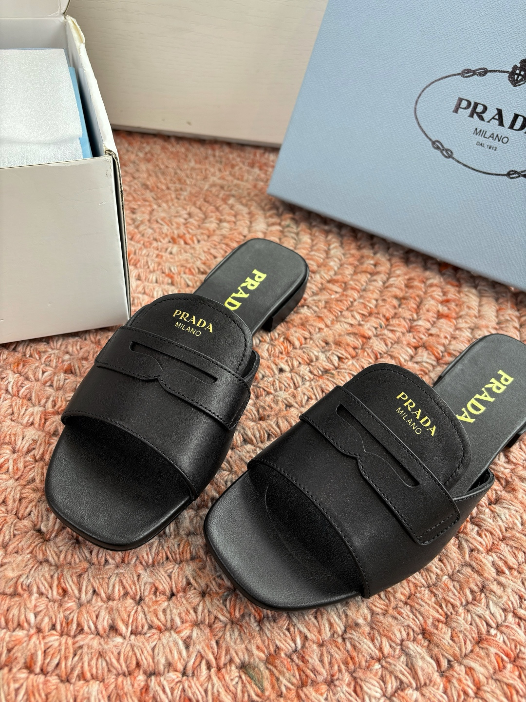 🌾G887prada普拉达2026最新春夏新款凉鞋拖鞋复古时髦鞋面，让整双鞋轻便舒适 鲜艳色彩 满足不同